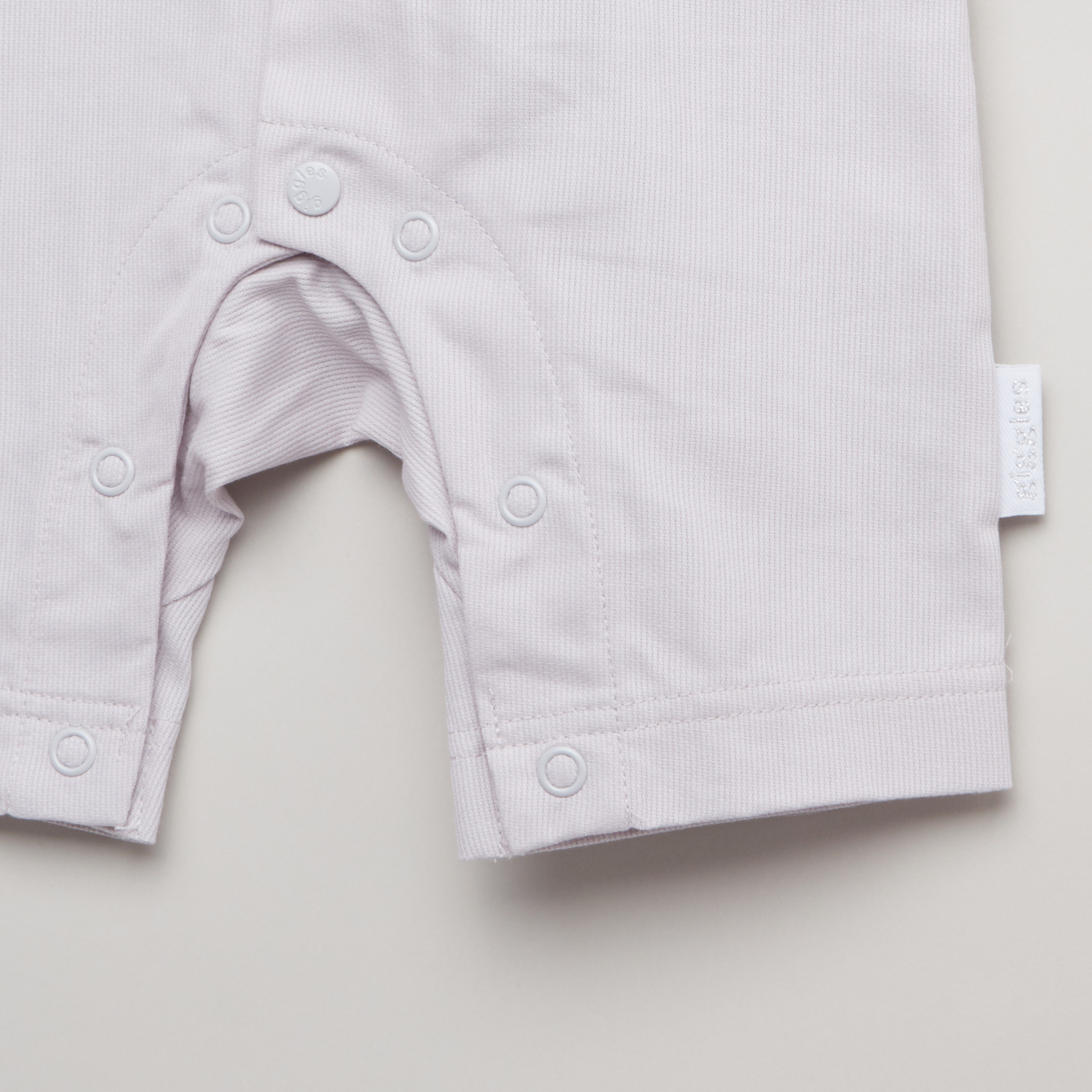 أفرول بأكمام قصيرة مع تفاصيل فيونكة وحمالات وهمية من جيجلز-baby-boys-clothing-winterwear-rompers-image-3