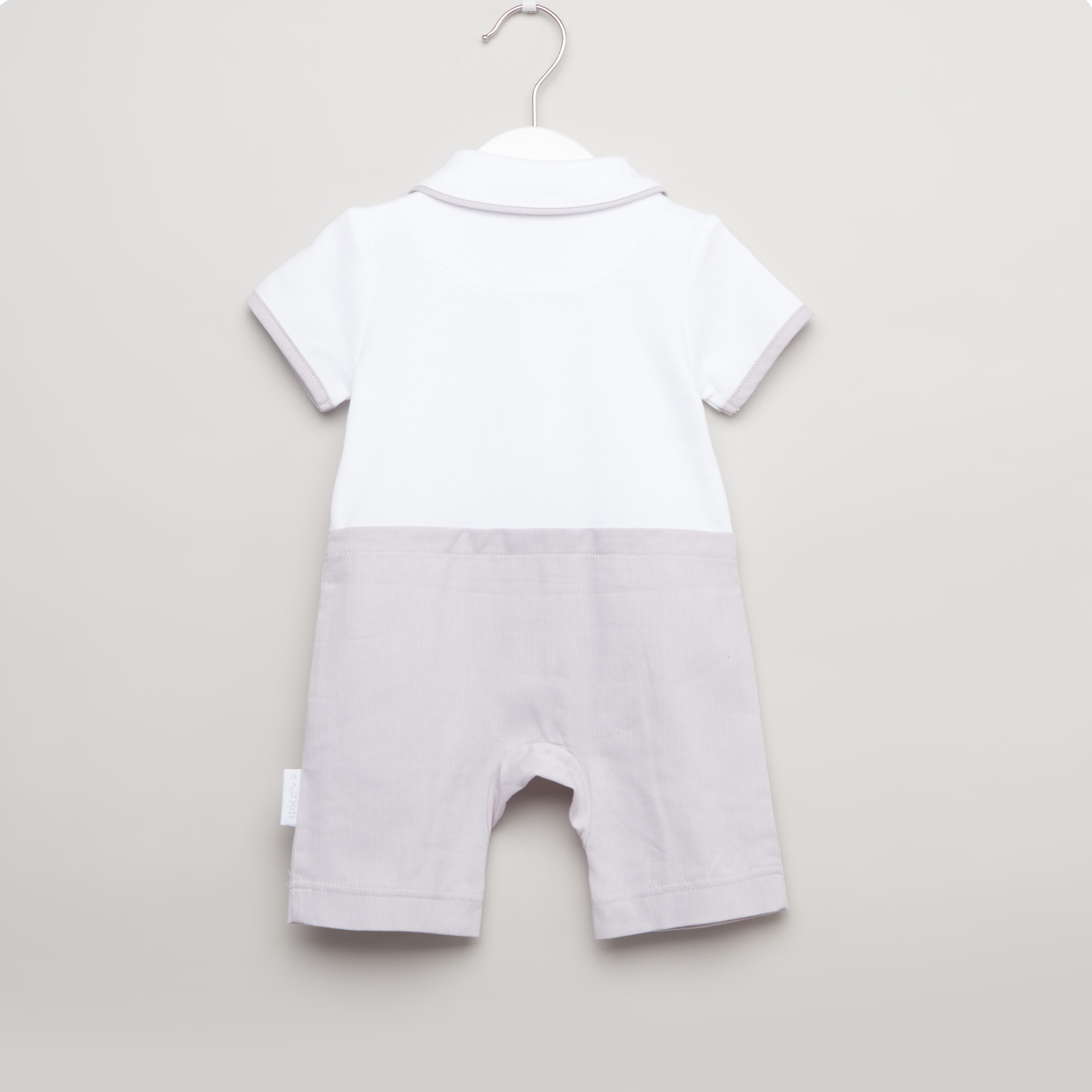 أفرول بأكمام قصيرة مع تفاصيل فيونكة وحمالات وهمية من جيجلز-baby-boys-clothing-winterwear-rompers-image-4