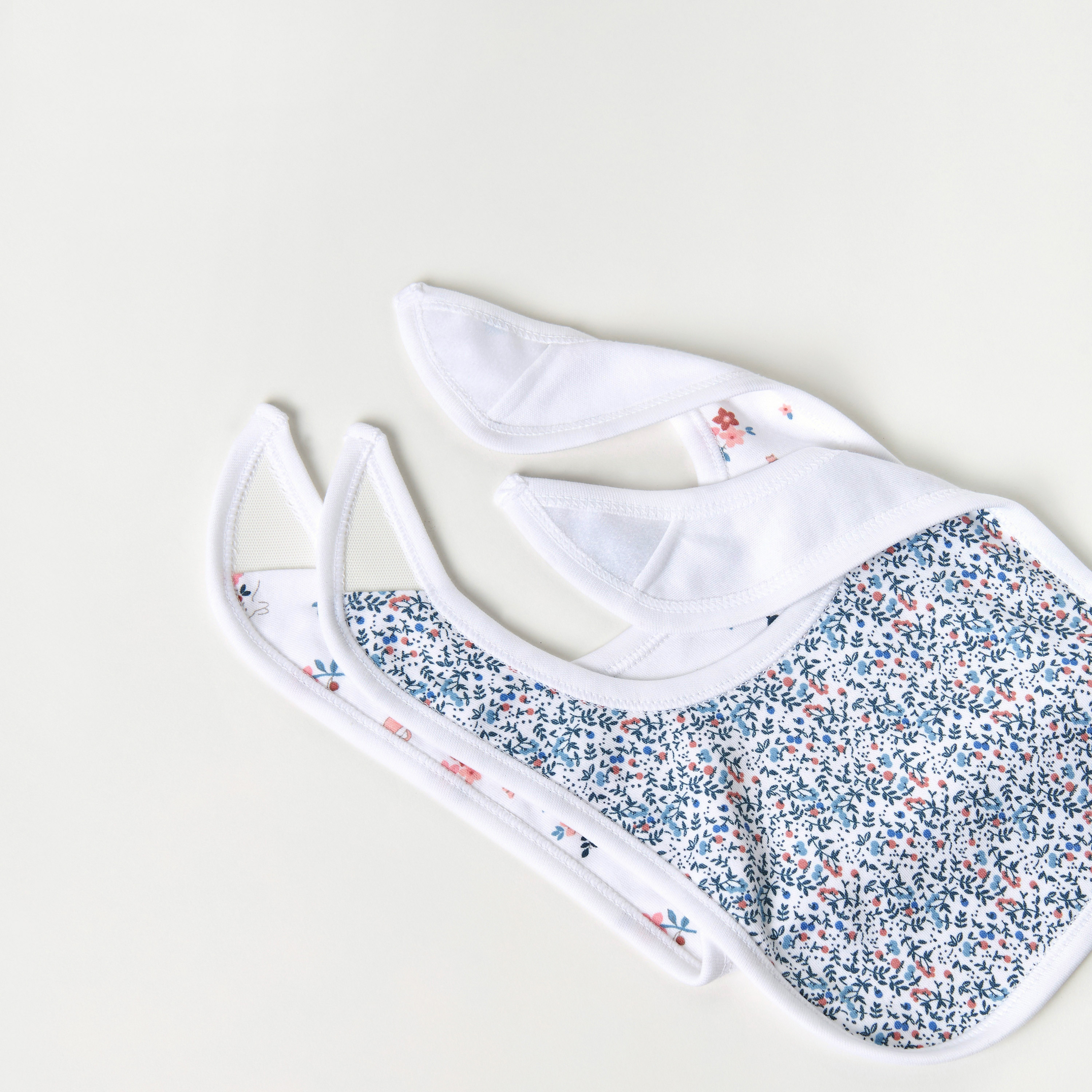 مريلة بطبعات زهرية بشريط إغلاق من جونيورز- طقم من قطعتين-baby-feeding-bibs-image-4