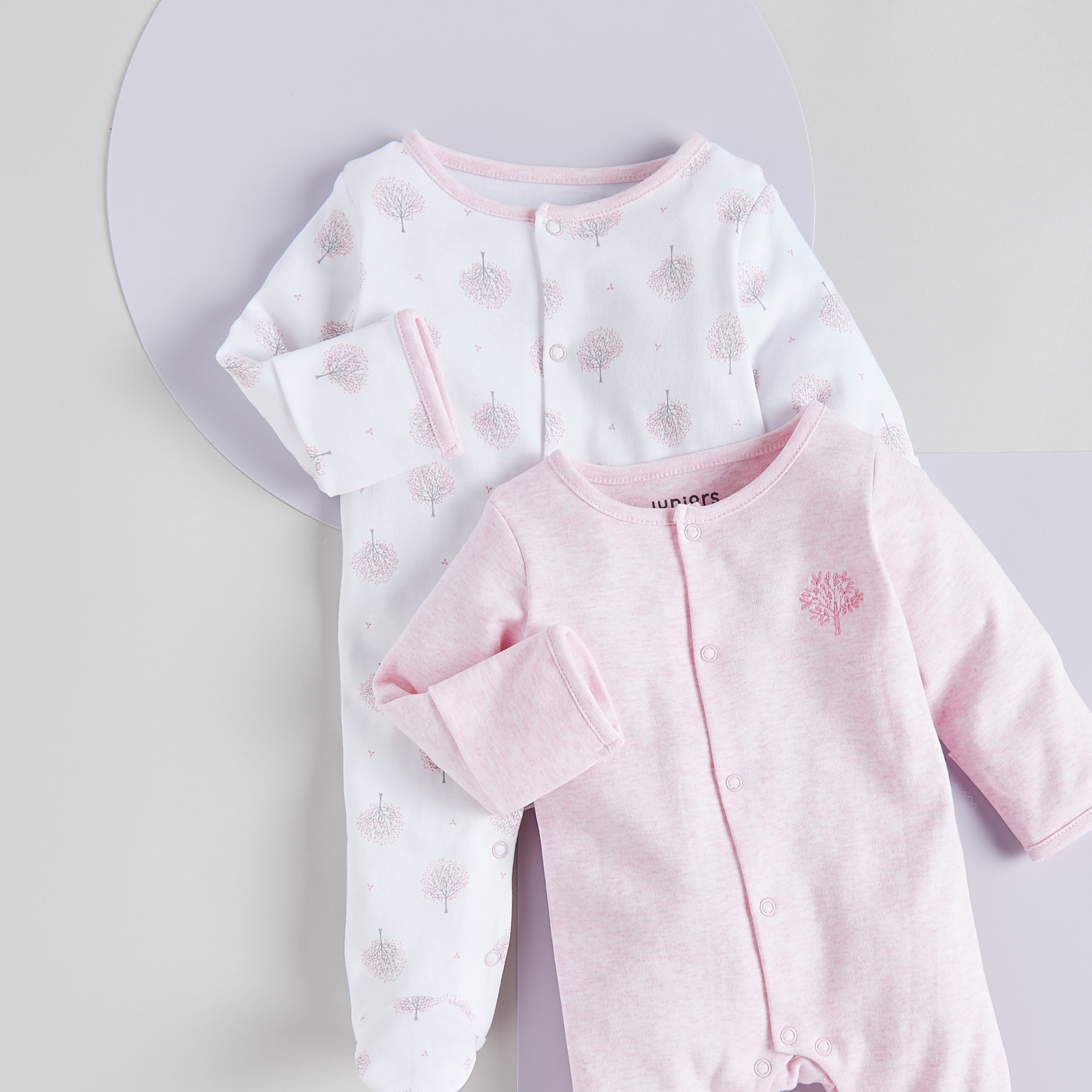 بدلات نوم مغلقة القدمين بطبعات من جونيورز - طقم من قطعتين-baby-girls-clothing-nightwear-sleepsuits-image-4