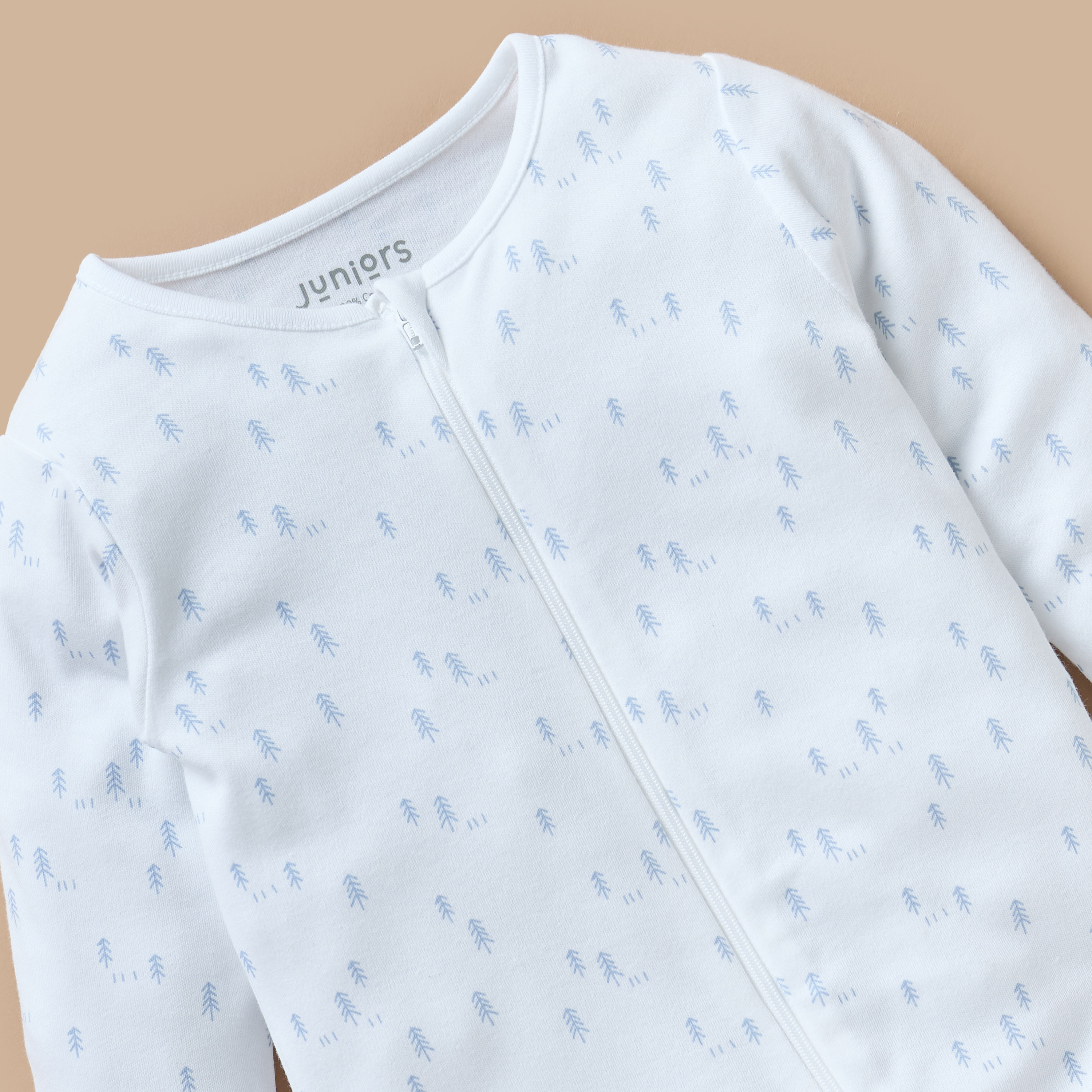 بدلة نوم مغلقة القدمين بأكمام طويلة وطبعات شجرة من جونيورز-baby-boys-clothing-nightwear-sleepsuits-image-2