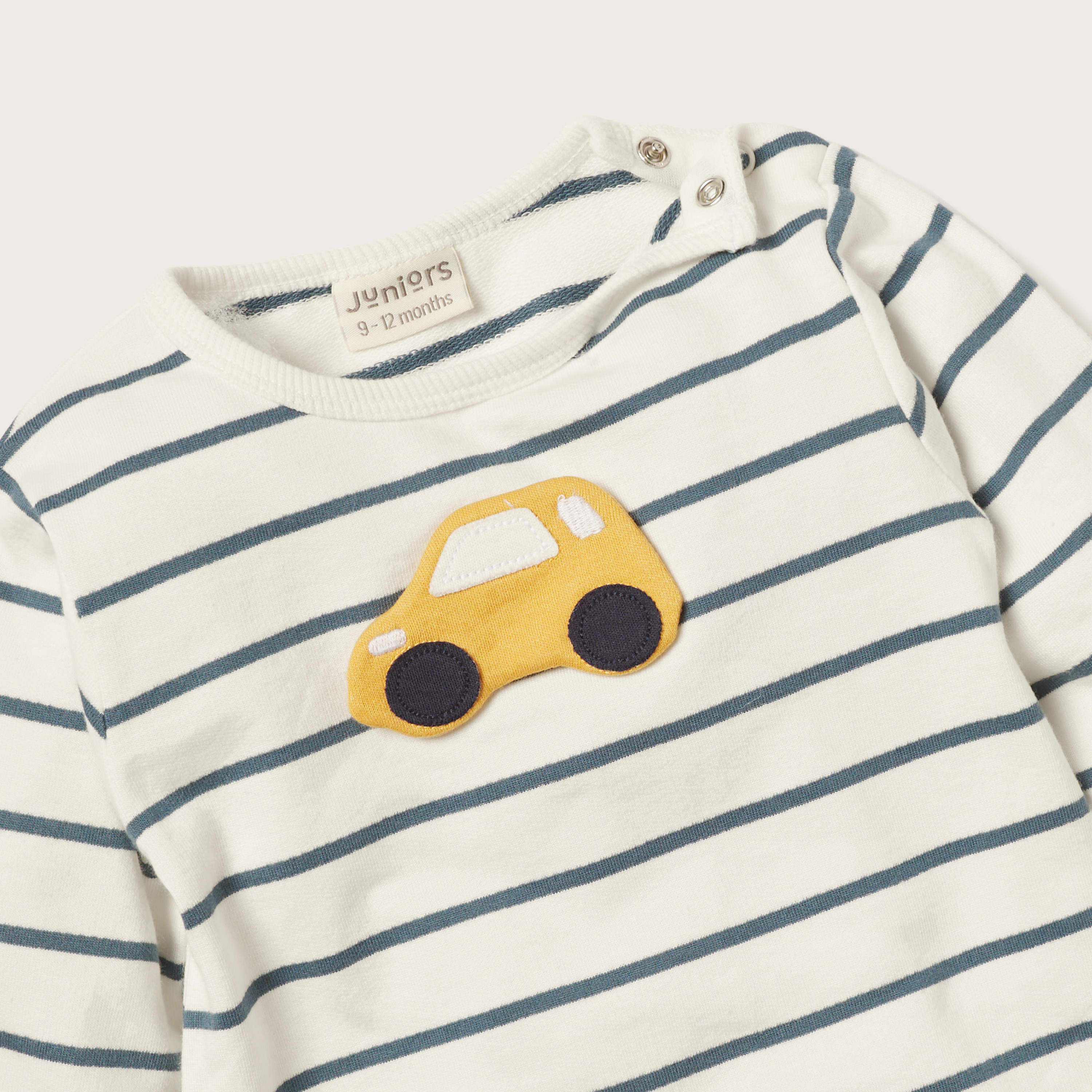 أفرول مخطط بياقة مستديرة وتفاصيل زخارف من جونيورز-baby-girls-clothing-nightwear-sleepsuits-image-2