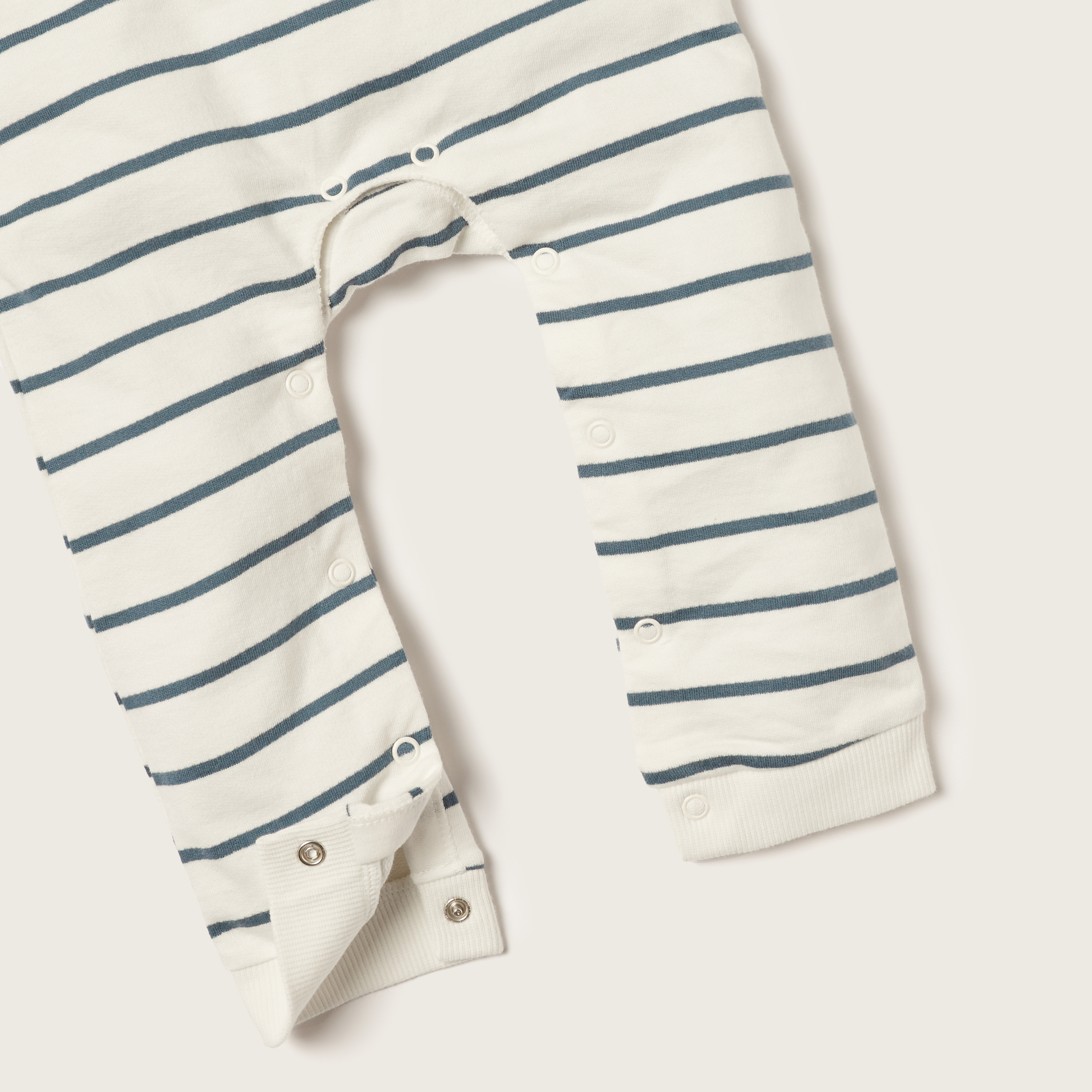 أفرول مخطط بياقة مستديرة وتفاصيل زخارف من جونيورز-baby-girls-clothing-nightwear-sleepsuits-image-3