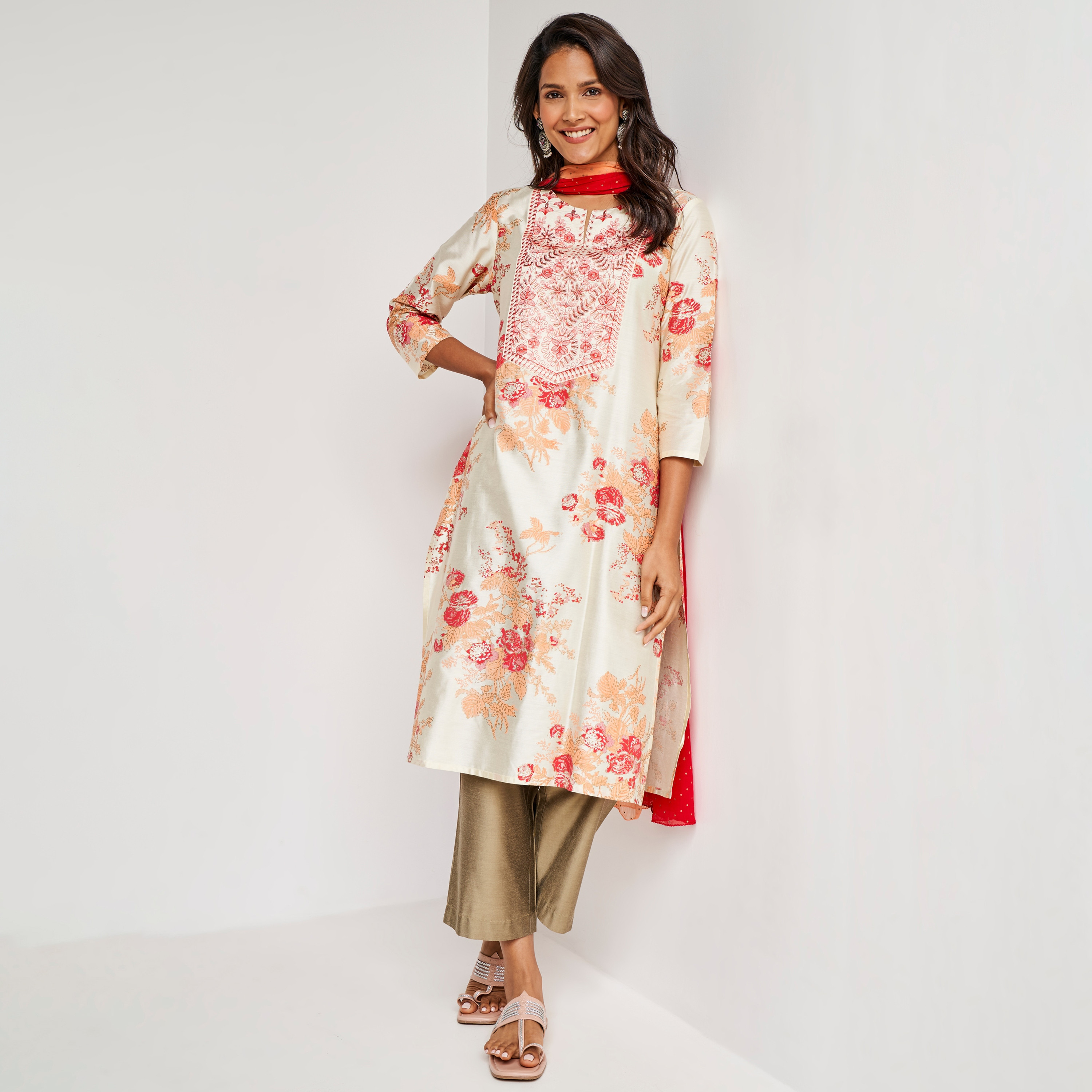 طقم قطعتين من كورتا مستقيمة مطرزة برقبة دائرية مع دوباتا مطبوع من آي تي إس إي-women-clothing-ethnicwear-salwarsuits-image-1