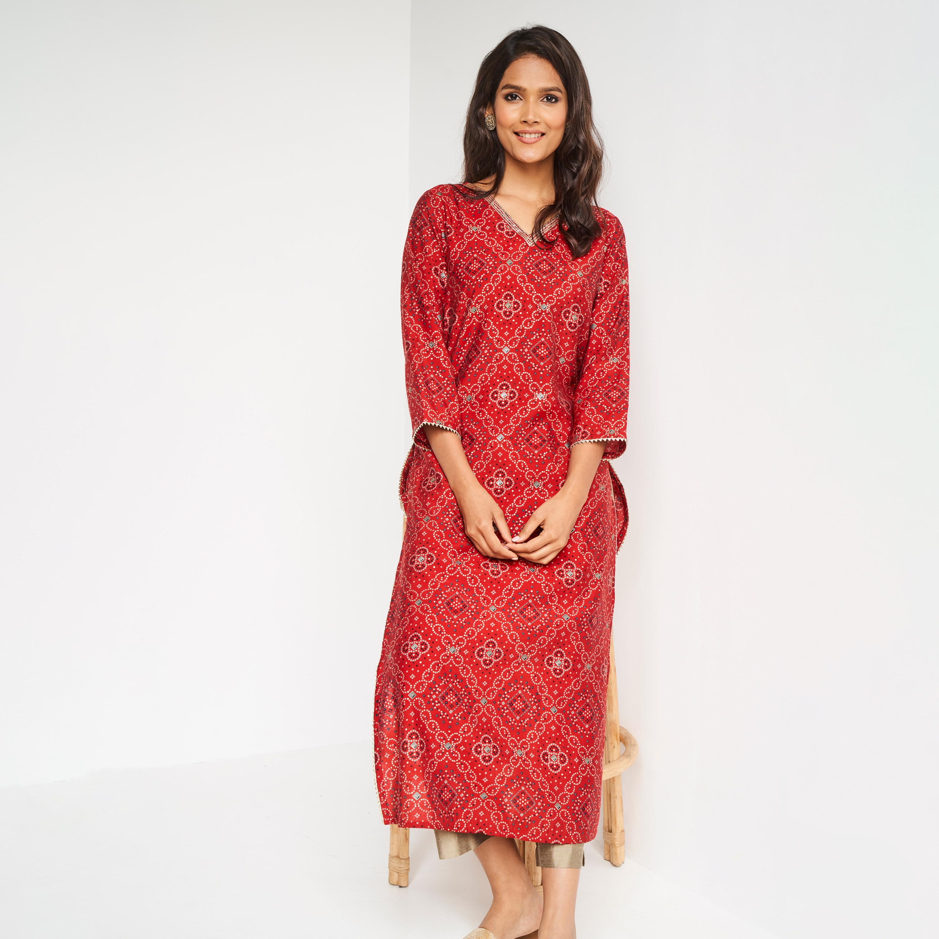 كورتا بقصة مستقيمة بطباعة بانداني ورقبة على شكل حرف V مع تفاصيل ترتر من أي تي اس اي-women-clothing-ethnicwear-dresses-image-1