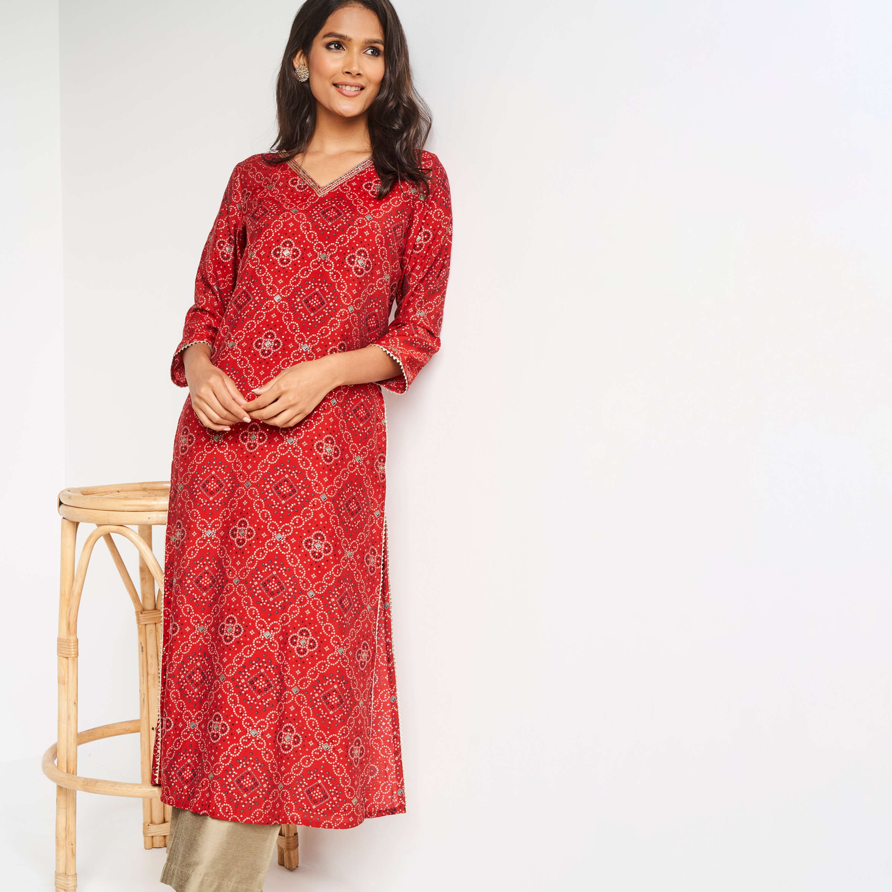 كورتا بقصة مستقيمة بطباعة بانداني ورقبة على شكل حرف V مع تفاصيل ترتر من أي تي اس اي-women-clothing-ethnicwear-dresses-image-2