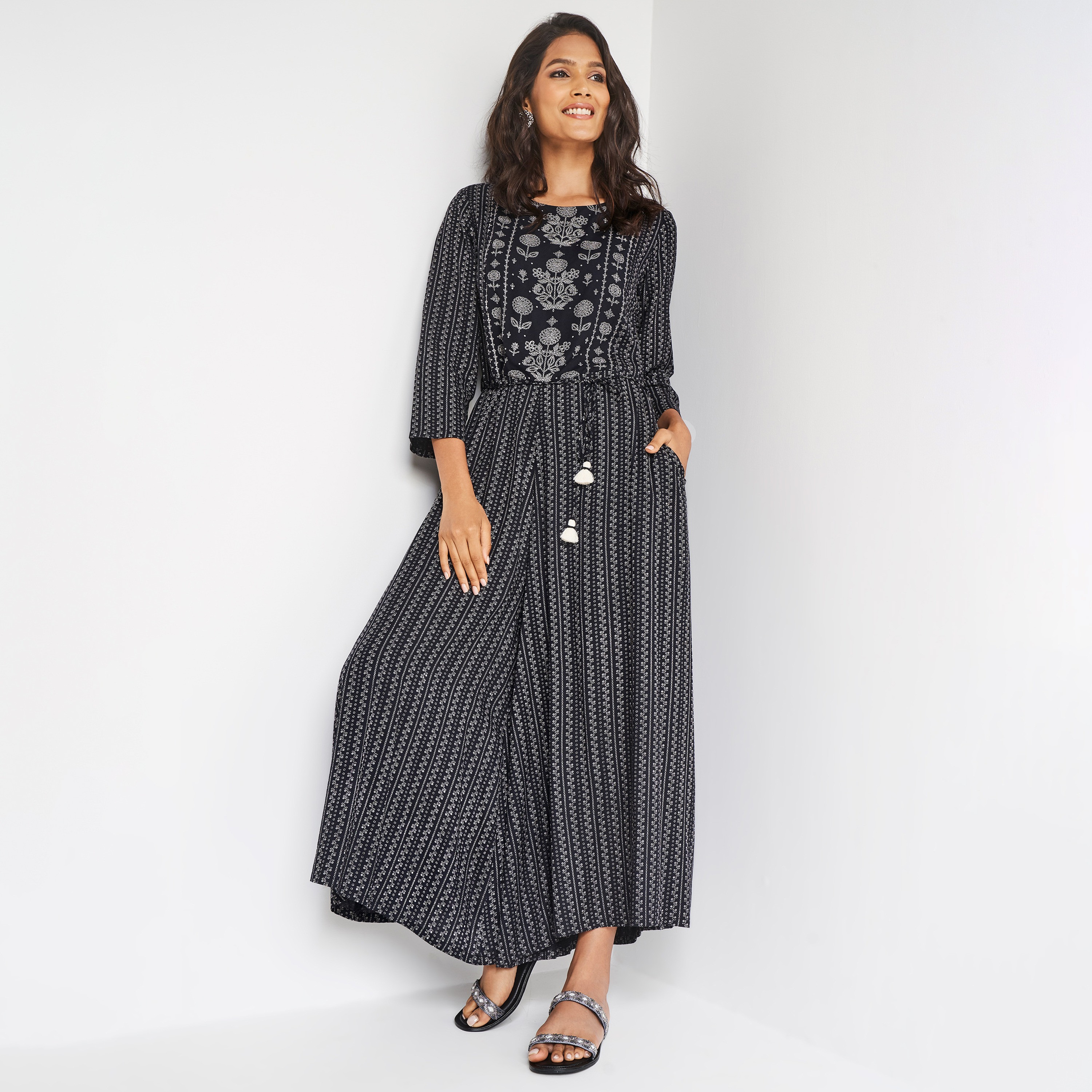 جمبسوت بياقة دائرية وطبعات مع رباط شرابات من أي تي اس اي-women-clothing-ethnicwear-jumpsuits-image-1