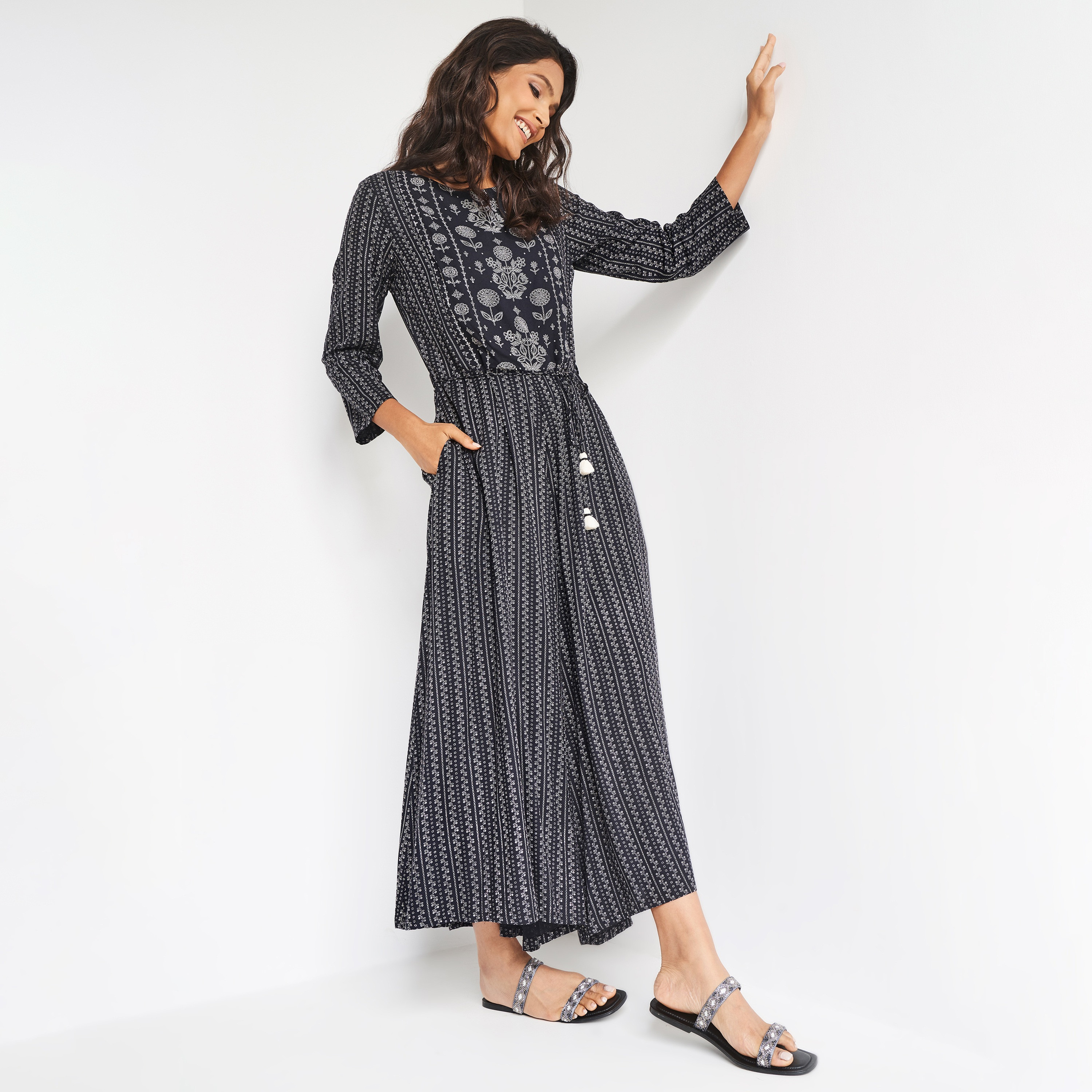 جمبسوت بياقة دائرية وطبعات مع رباط شرابات من أي تي اس اي-women-clothing-ethnicwear-jumpsuits-image-2