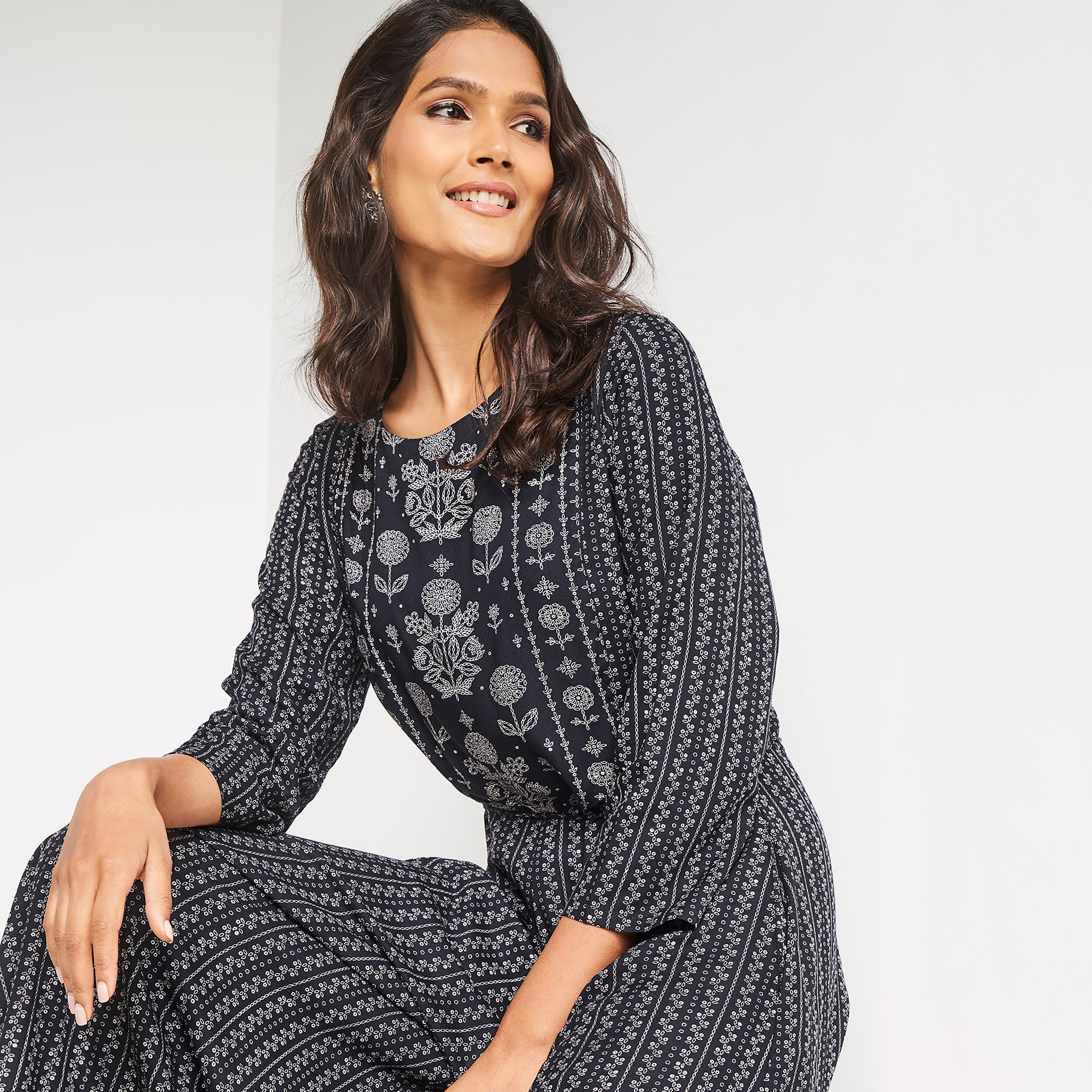 جمبسوت بياقة دائرية وطبعات مع رباط شرابات من أي تي اس اي-women-clothing-ethnicwear-jumpsuits-image-5