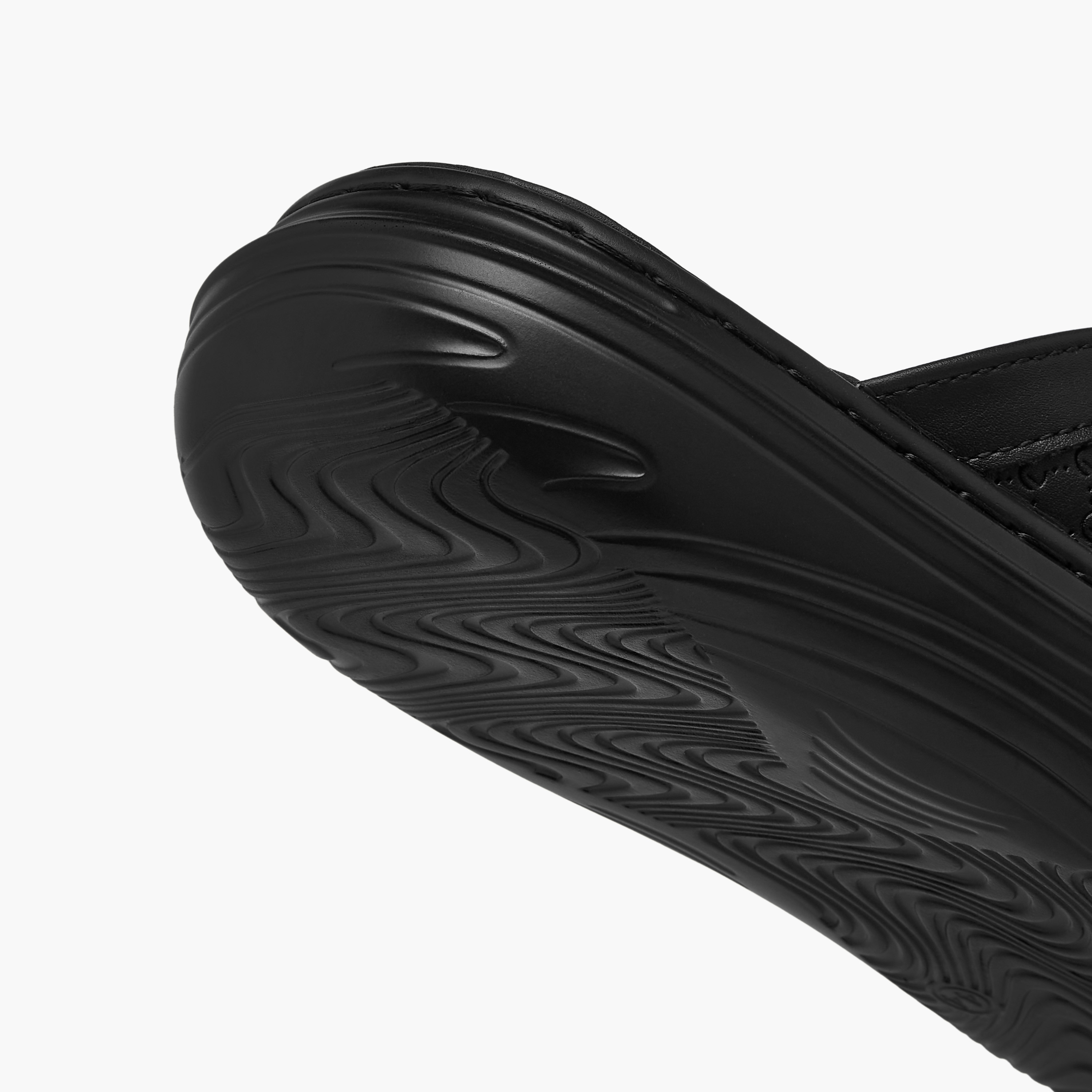 صندل سهل الارتداء بأحزمة متقاطعة ونقوش شعار من لو كونفورت-men-shoes-sandals-image-6