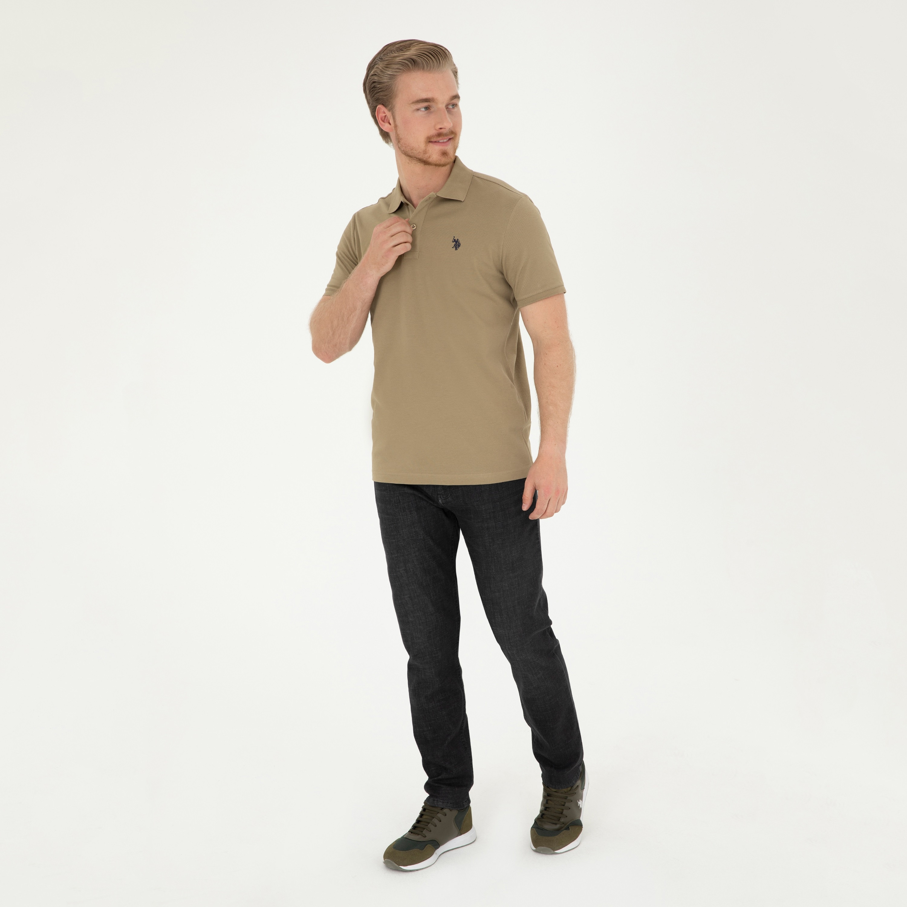 تي شيرت بولو رجالي، بقصة ضيقة وياقة سادة وأكمام قصيرة من يو إس بولو أسسن-men-clothing-tshirtsandpolos-polos-image-2