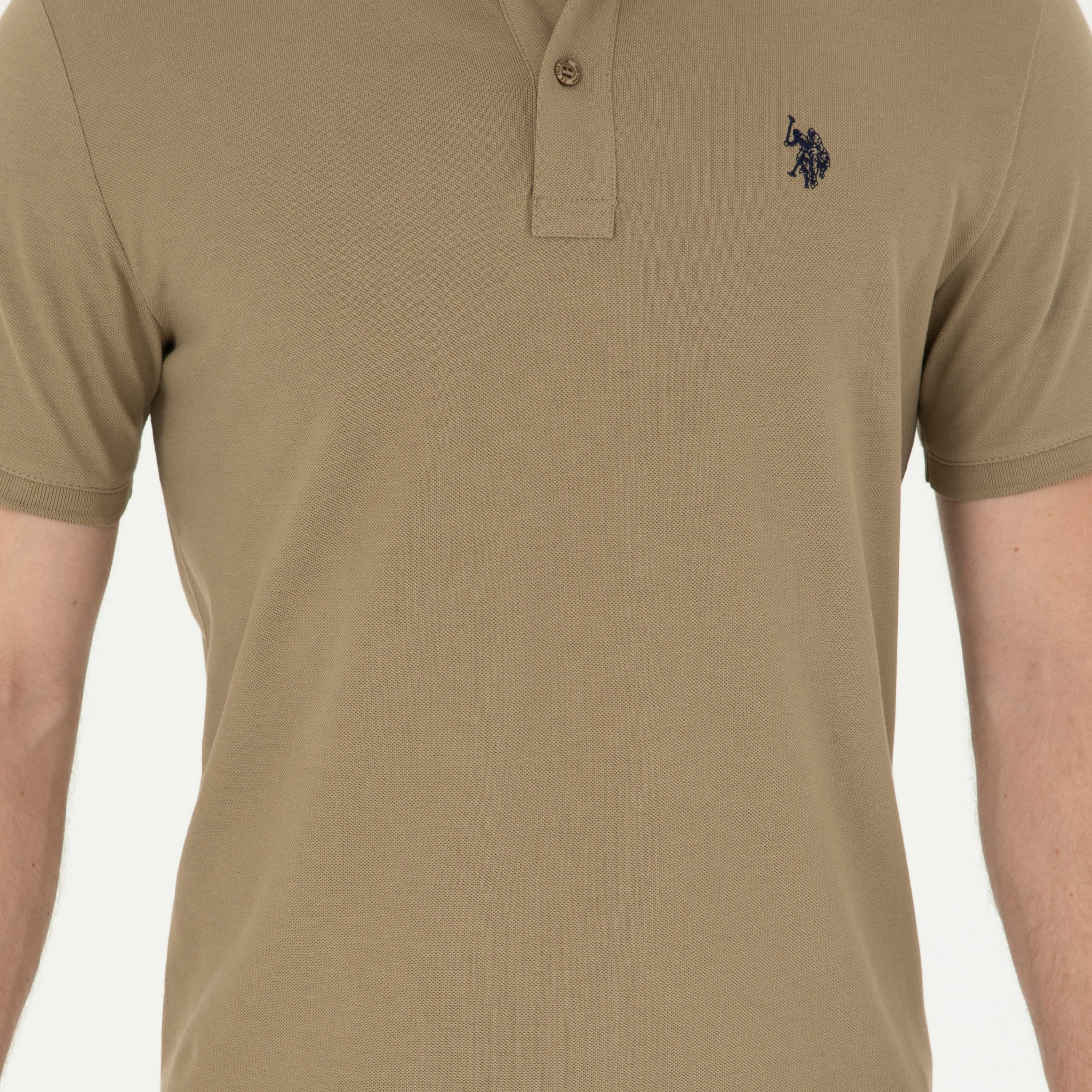 تي شيرت بولو رجالي، بقصة ضيقة وياقة سادة وأكمام قصيرة من يو إس بولو أسسن-men-clothing-tshirtsandpolos-polos-image-6