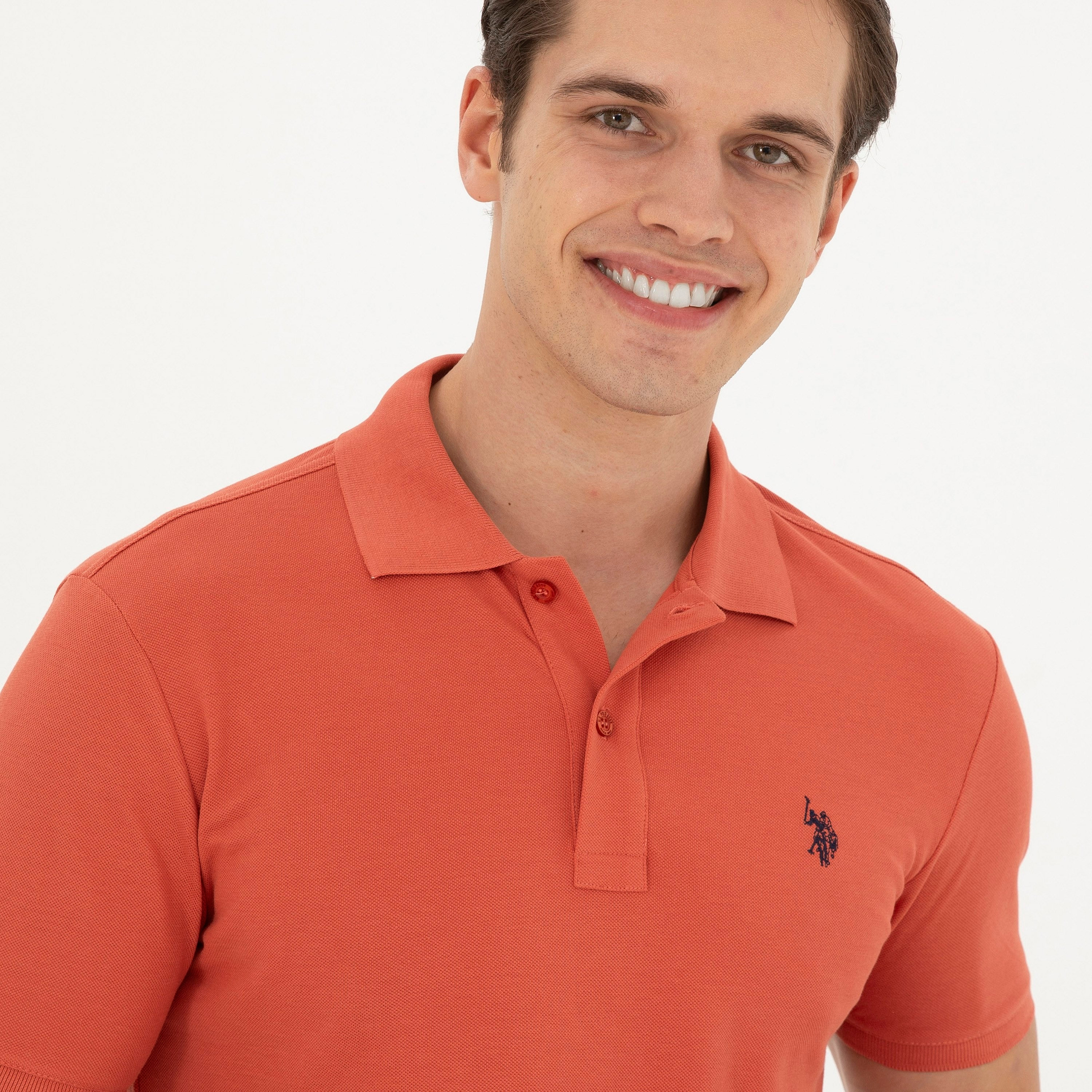 تي شيرت بولو رجالي، بقصة ضيقة وياقة سادة وأكمام قصيرة من يو إس بولو أسسن-men-clothing-tshirtsandpolos-polos-image-9