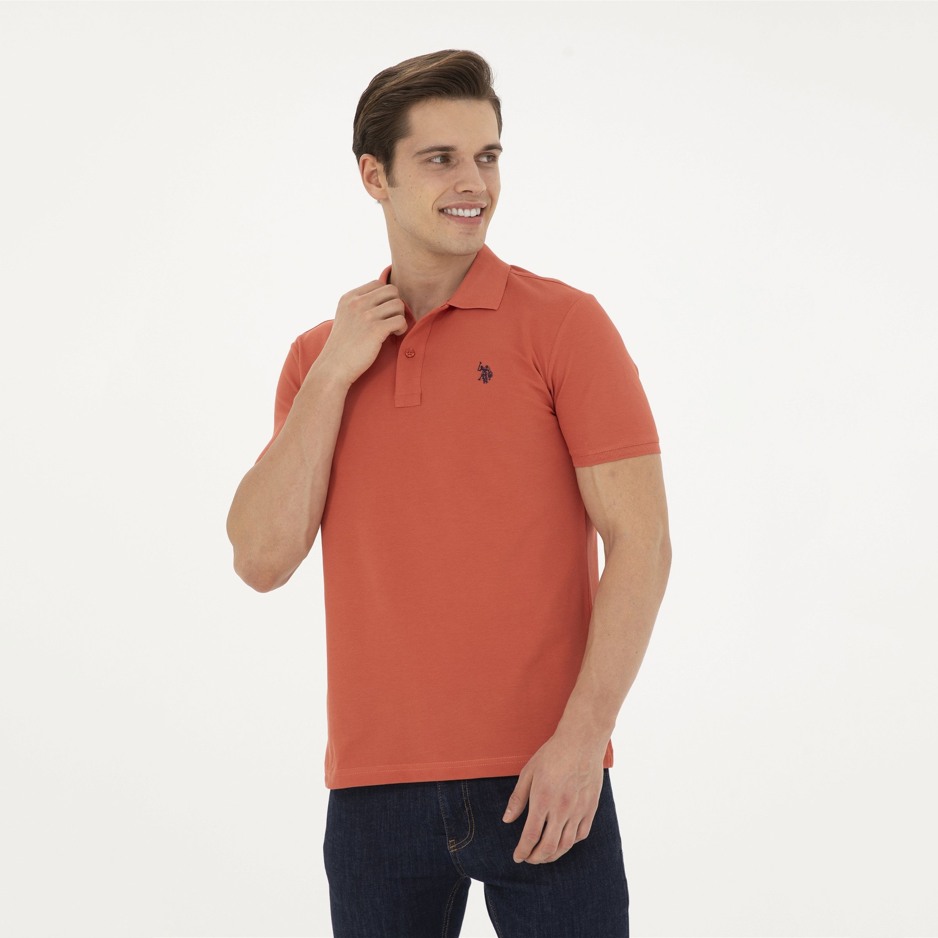 تي شيرت بولو رجالي، بقصة ضيقة وياقة سادة وأكمام قصيرة من يو إس بولو أسسن-men-clothing-tshirtsandpolos-polos-image-11