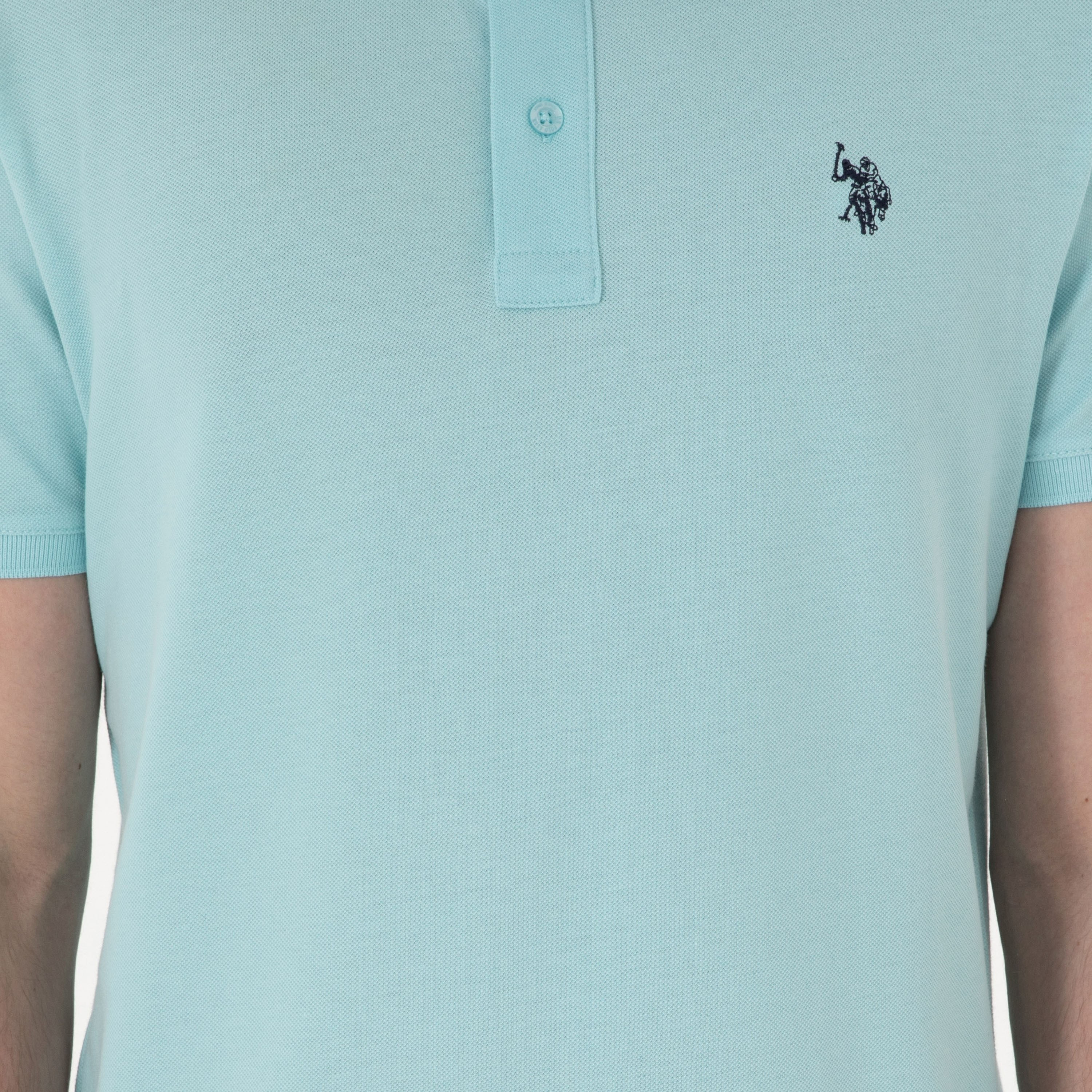تي شيرت بولو رجالي، بقصة ضيقة وياقة سادة وأكمام قصيرة من يو إس بولو أسسن-men-clothing-tshirtsandpolos-polos-image-12