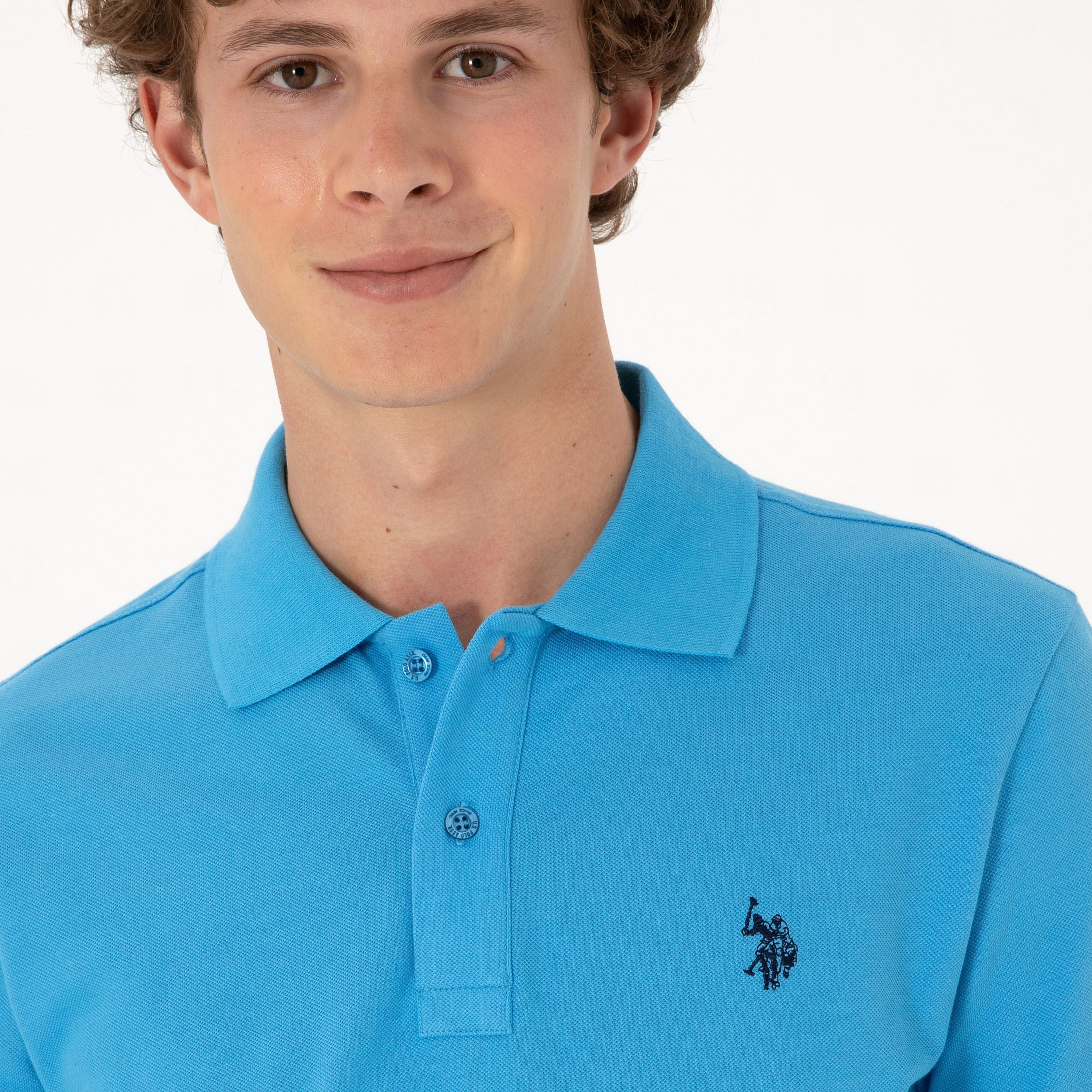 تي شيرت بولو رجالي، بقصة ضيقة وياقة سادة وأكمام قصيرة من يو إس بولو أسسن-men-clothing-tshirtsandpolos-polos-image-79