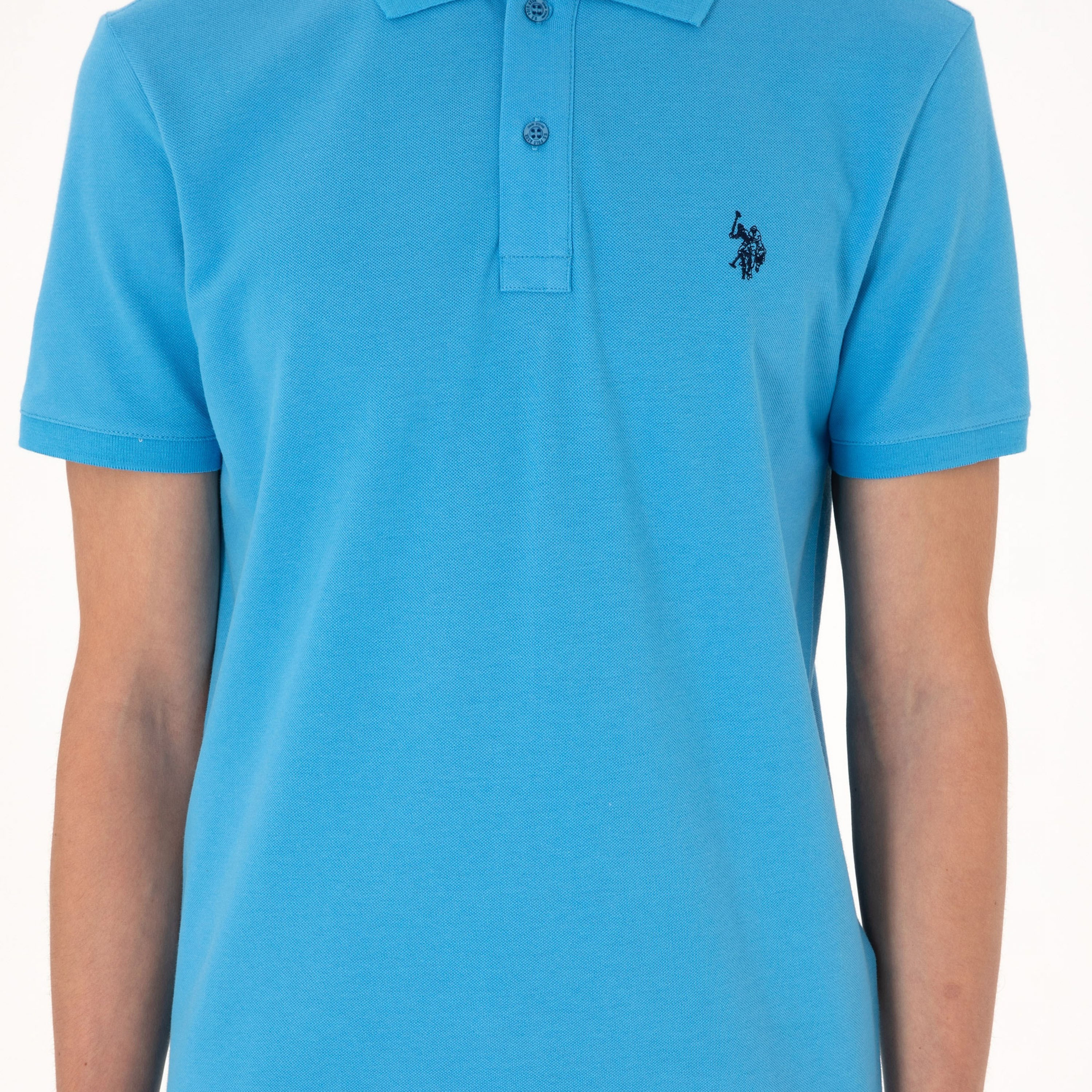 تي شيرت بولو رجالي، بقصة ضيقة وياقة سادة وأكمام قصيرة من يو إس بولو أسسن-men-clothing-tshirtsandpolos-polos-image-82