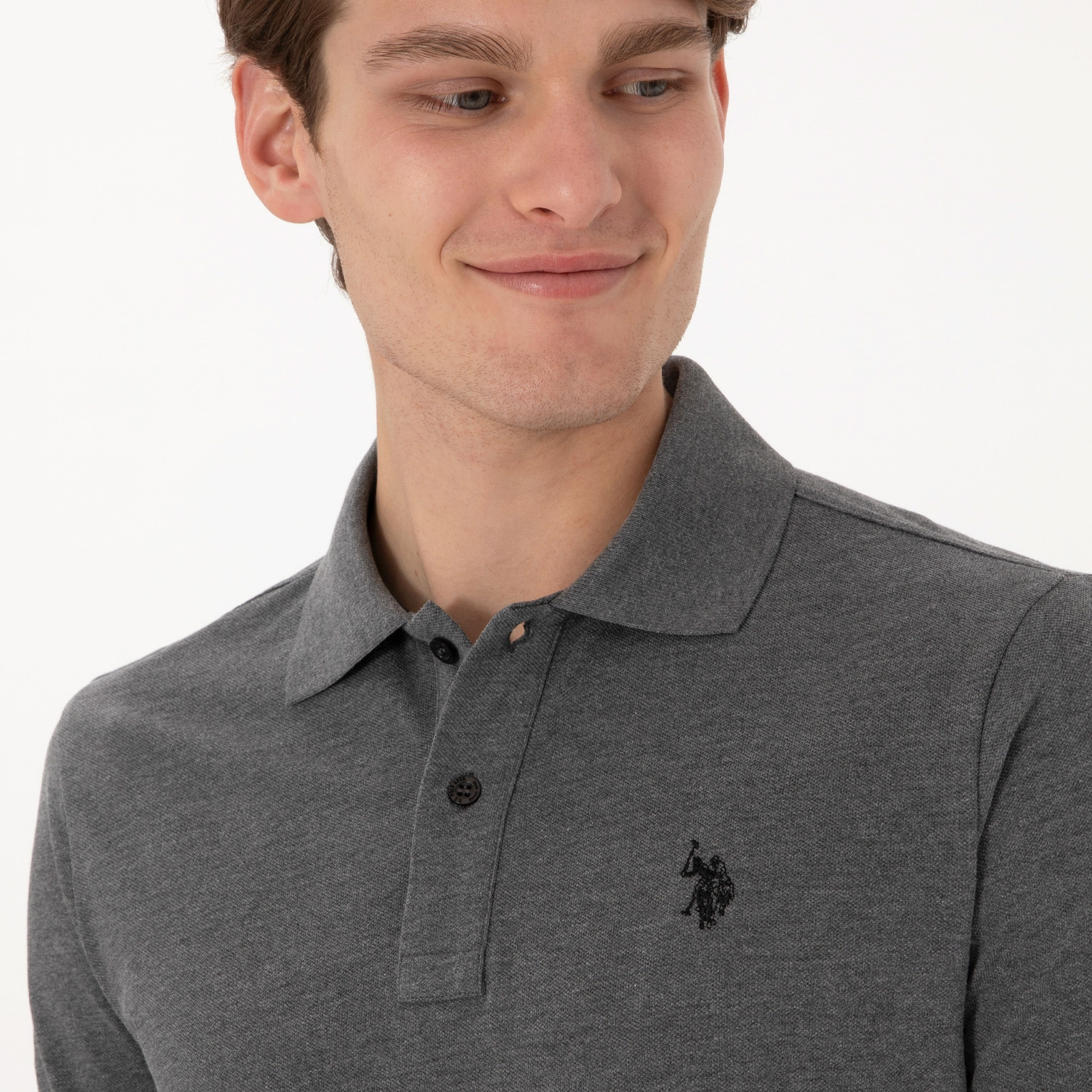تي شيرت بولو رجالي، بقصة ضيقة وياقة سادة وأكمام قصيرة من يو إس بولو أسسن-men-clothing-tshirtsandpolos-polos-image-67