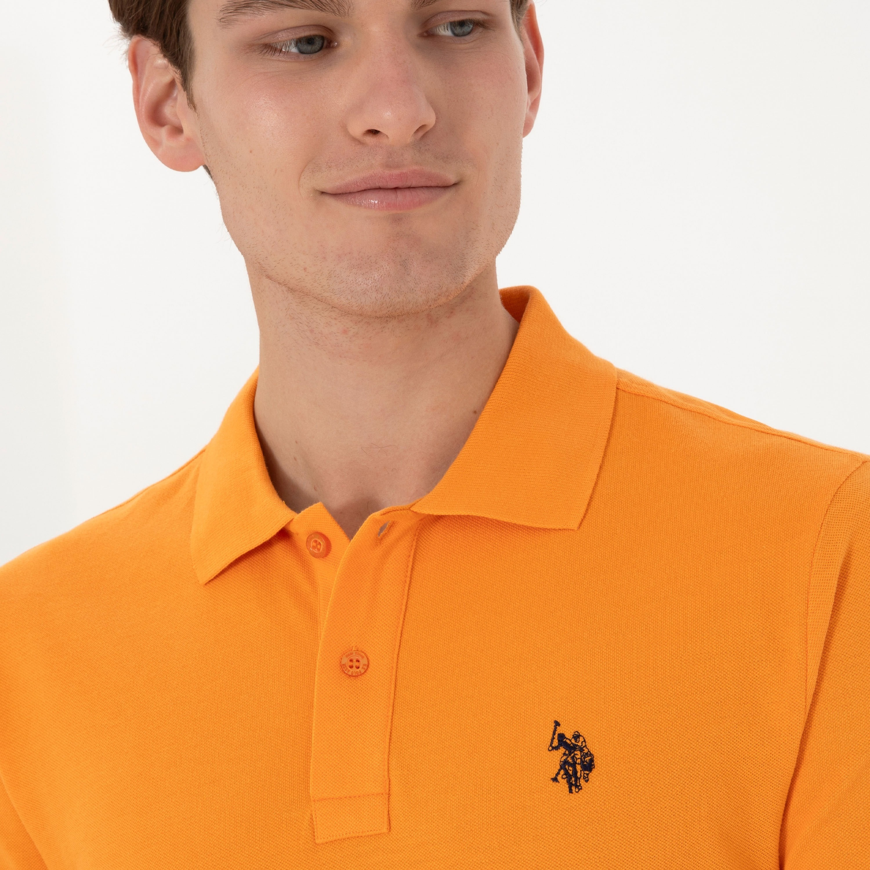 تي شيرت بولو رجالي، بقصة ضيقة وياقة سادة وأكمام قصيرة من يو إس بولو أسسن-men-clothing-tshirtsandpolos-polos-image-49