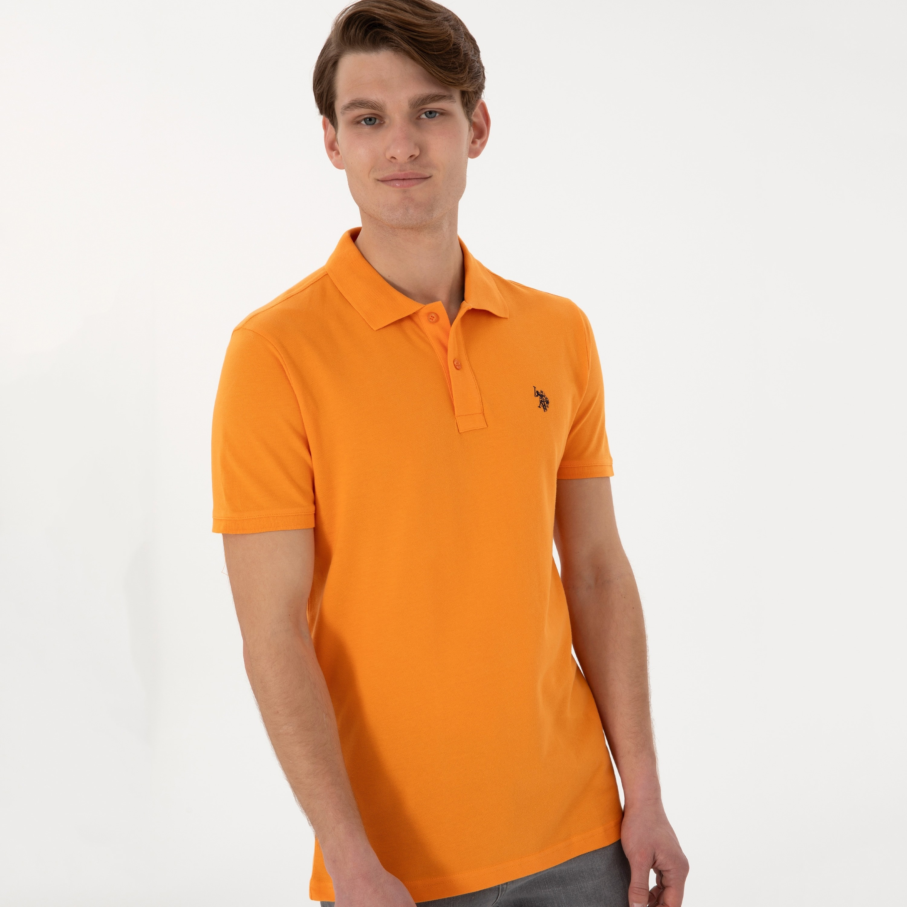 تي شيرت بولو رجالي، بقصة ضيقة وياقة سادة وأكمام قصيرة من يو إس بولو أسسن-men-clothing-tshirtsandpolos-polos-image-51