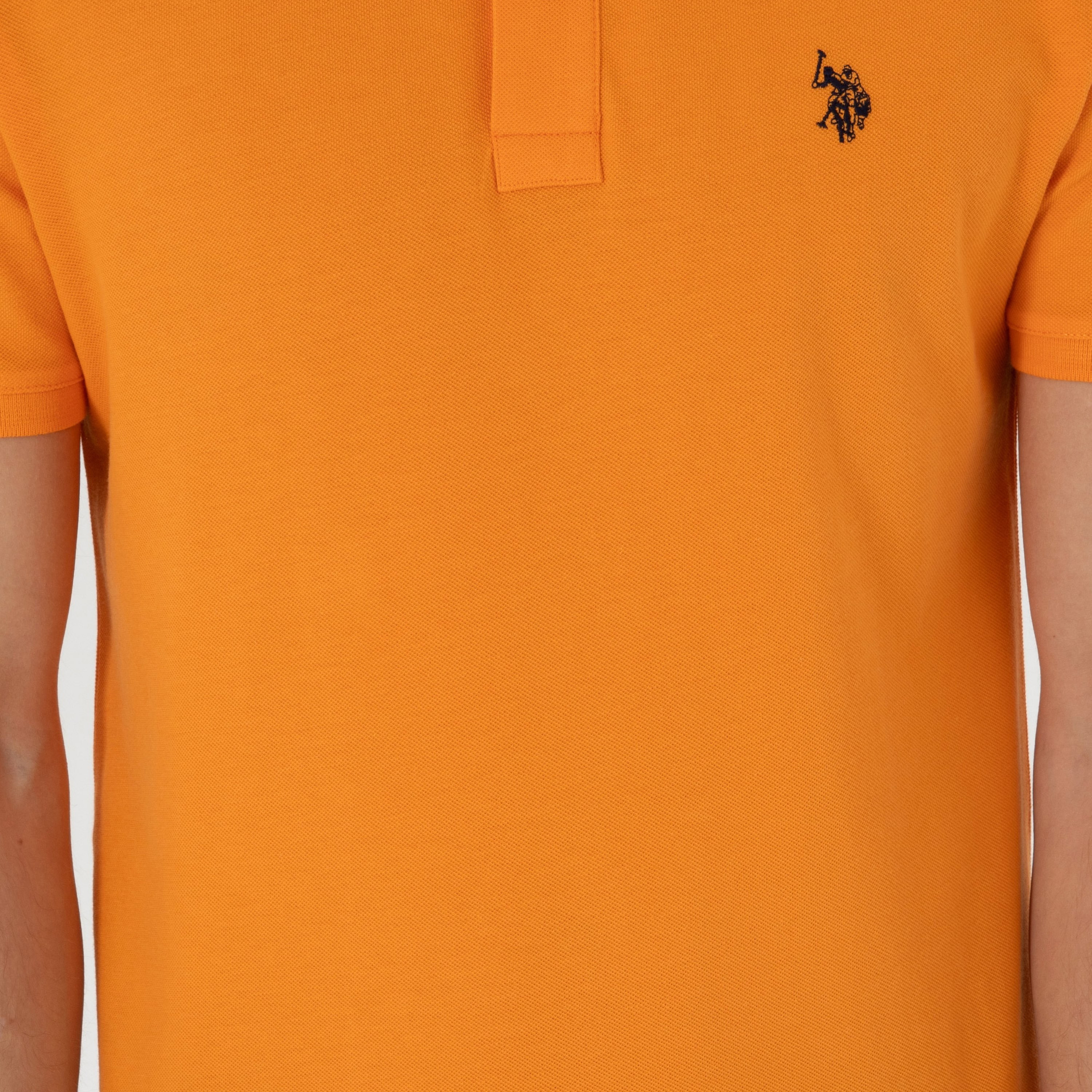 تي شيرت بولو رجالي، بقصة ضيقة وياقة سادة وأكمام قصيرة من يو إس بولو أسسن-men-clothing-tshirtsandpolos-polos-image-52