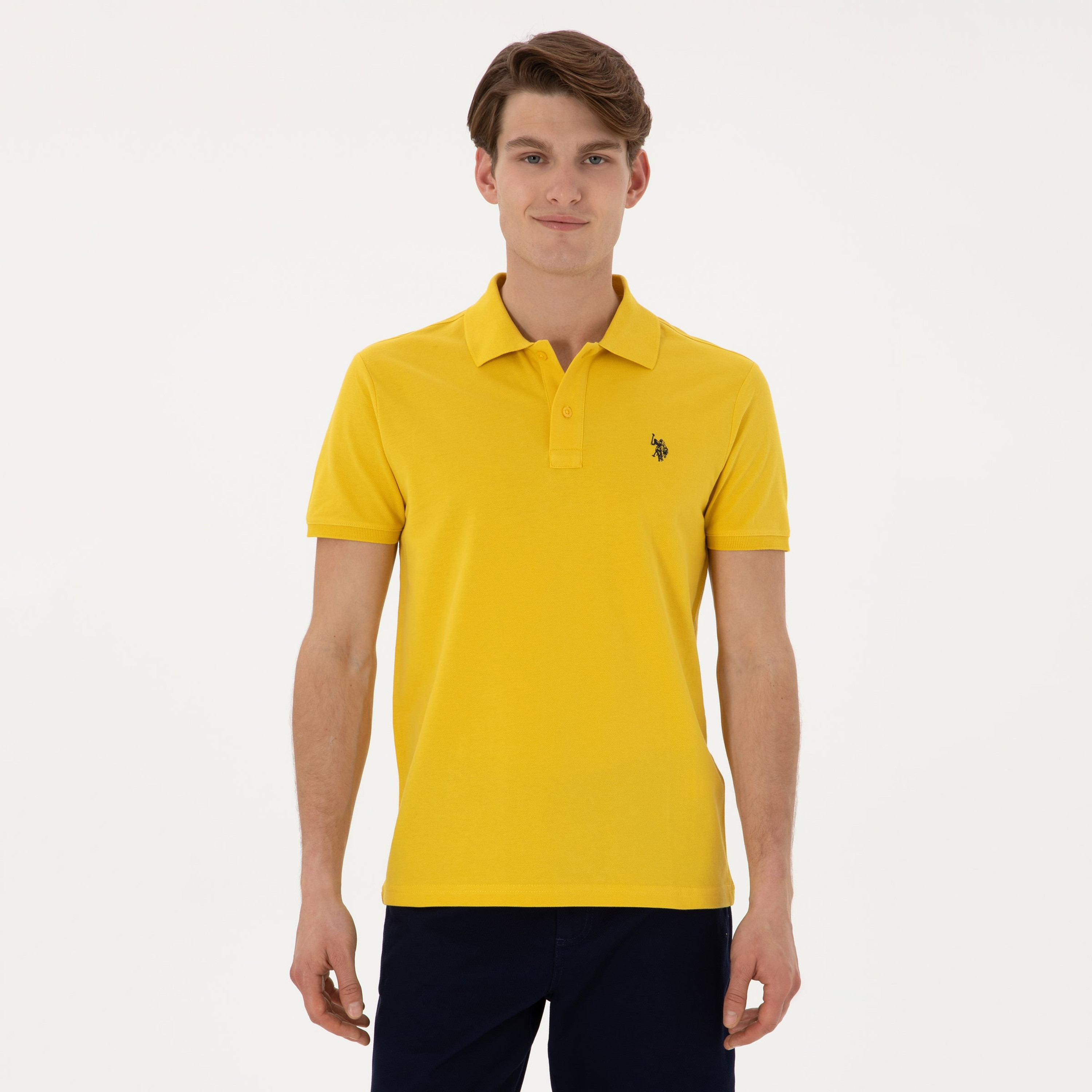 تي شيرت بولو رجالي، بقصة ضيقة وياقة سادة وأكمام قصيرة من يو إس بولو أسسن-men-clothing-tshirtsandpolos-polos-image-83
