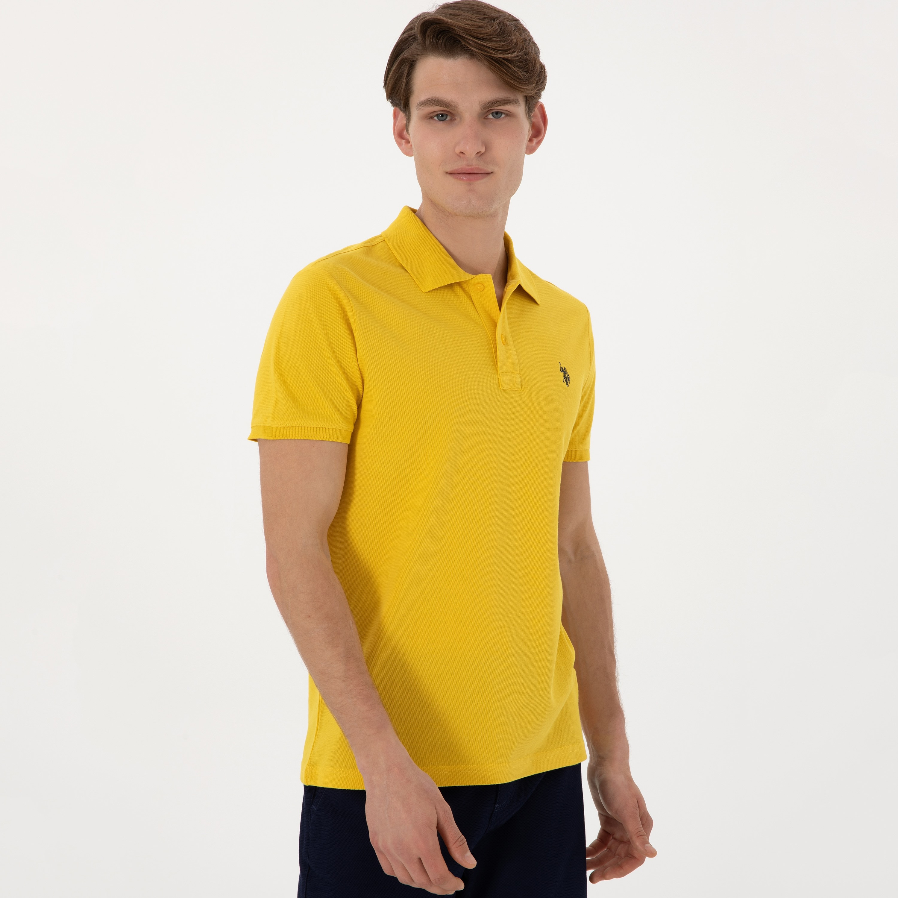 تي شيرت بولو رجالي، بقصة ضيقة وياقة سادة وأكمام قصيرة من يو إس بولو أسسن-men-clothing-tshirtsandpolos-polos-image-87