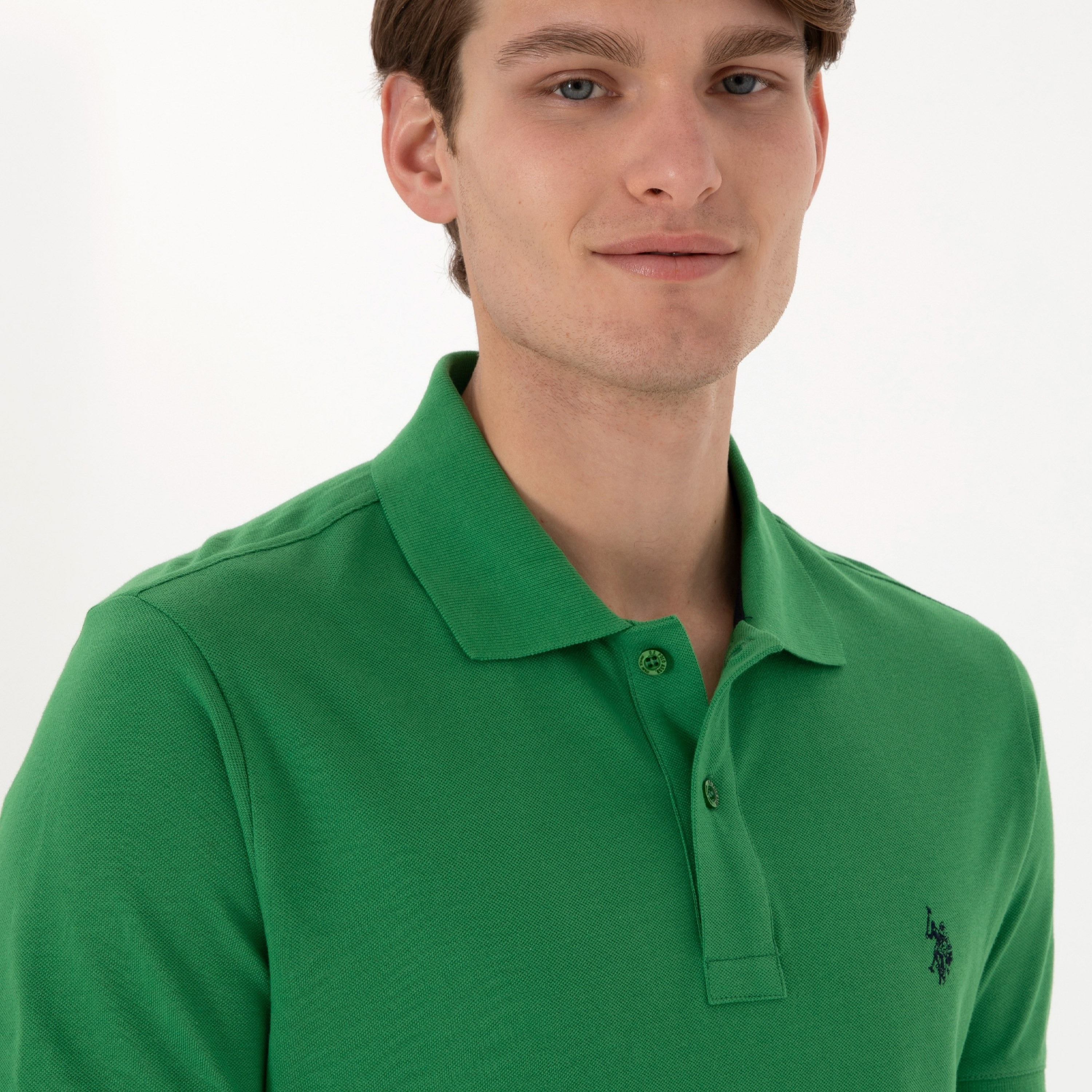 تي شيرت بولو رجالي، بقصة ضيقة وياقة سادة وأكمام قصيرة من يو إس بولو أسسن-men-clothing-tshirtsandpolos-polos-image-55