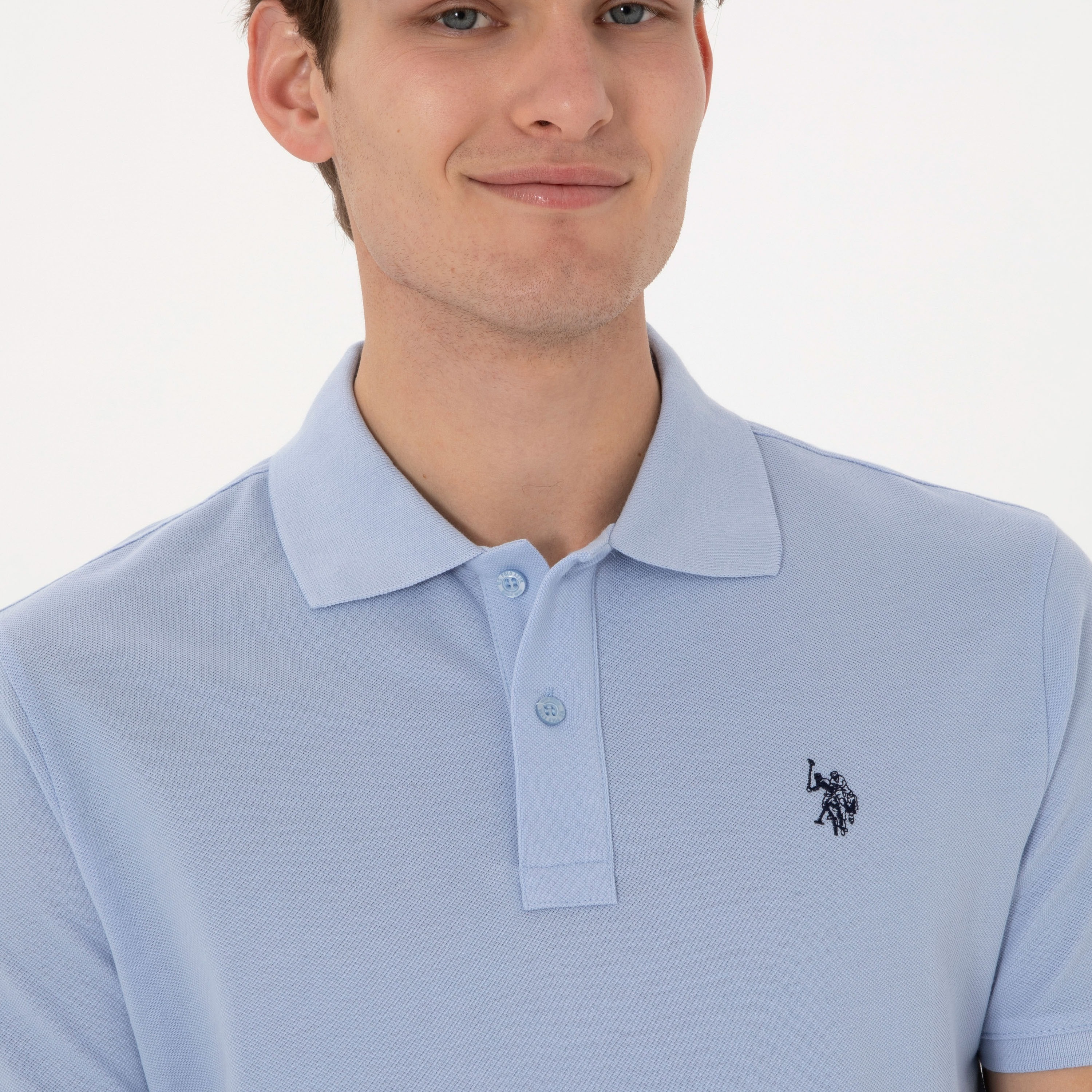 تي شيرت بولو رجالي، بقصة ضيقة وياقة سادة وأكمام قصيرة من يو إس بولو أسسن-men-clothing-tshirtsandpolos-polos-image-3