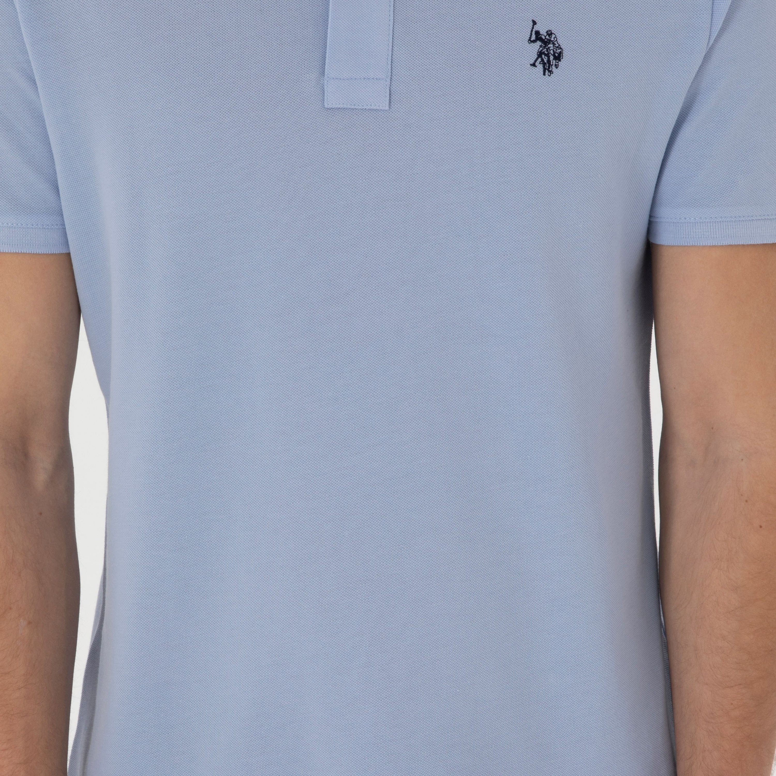 تي شيرت بولو رجالي، بقصة ضيقة وياقة سادة وأكمام قصيرة من يو إس بولو أسسن-men-clothing-tshirtsandpolos-polos-image-6