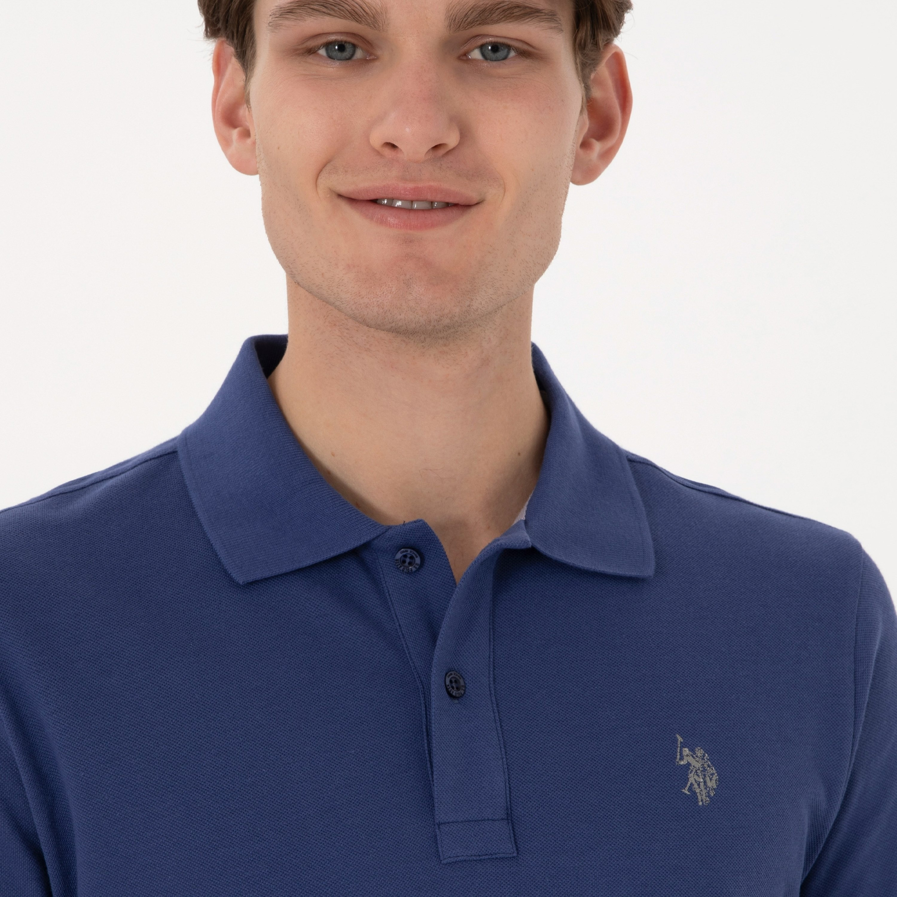 تي شيرت بولو رجالي، بقصة ضيقة وياقة سادة وأكمام قصيرة من يو إس بولو أسسن-men-clothing-tshirtsandpolos-polos-image-61