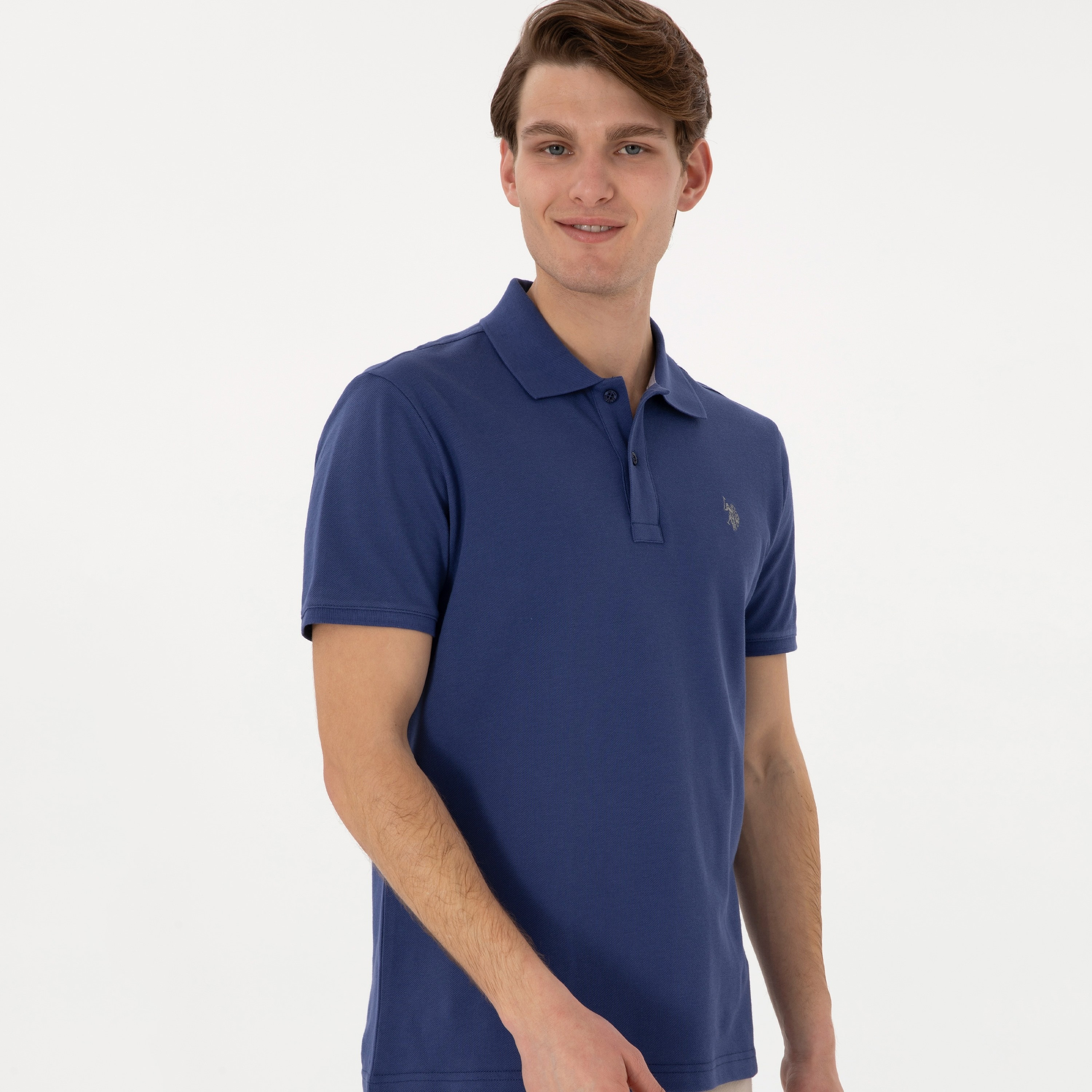 تي شيرت بولو رجالي، بقصة ضيقة وياقة سادة وأكمام قصيرة من يو إس بولو أسسن-men-clothing-tshirtsandpolos-polos-image-63