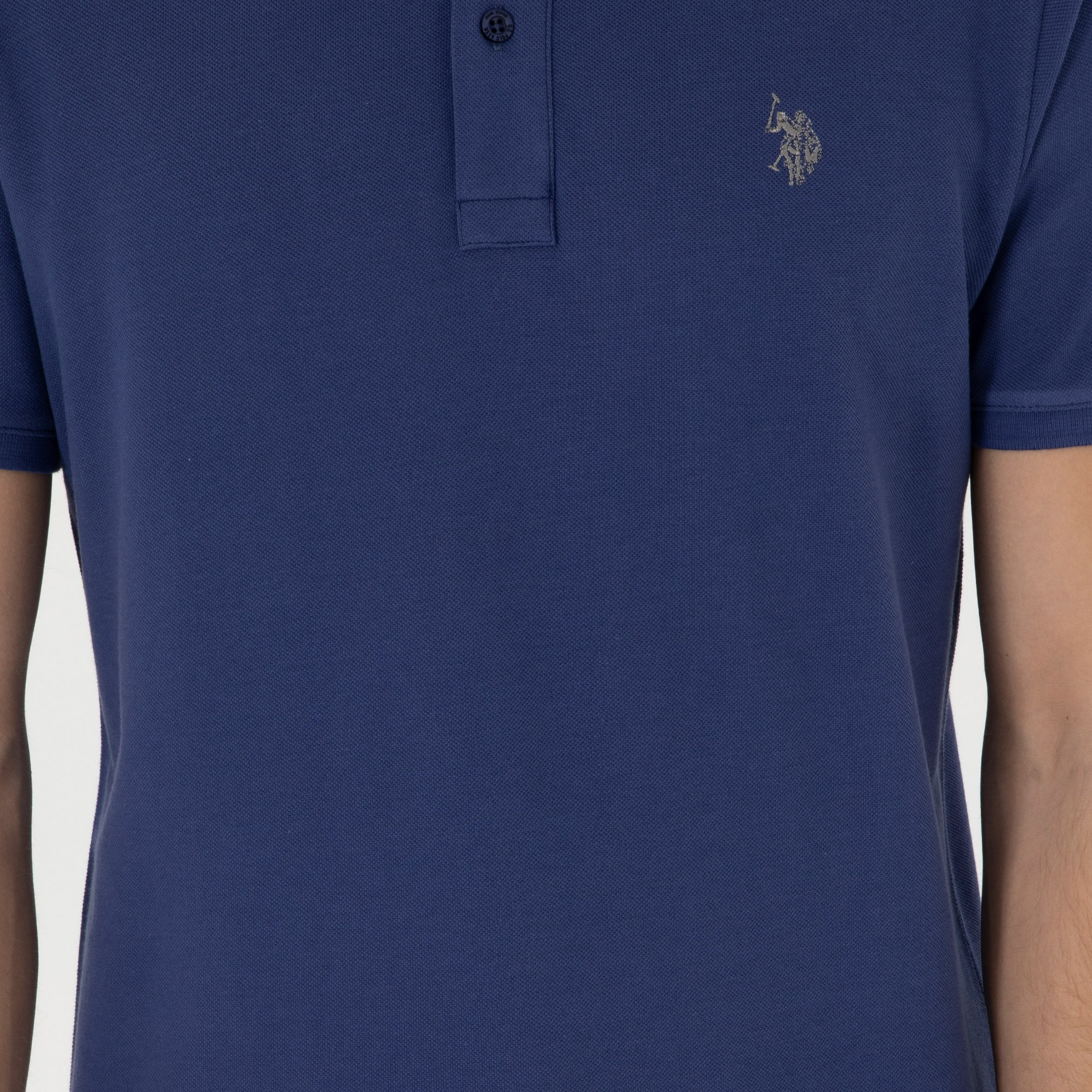 تي شيرت بولو رجالي، بقصة ضيقة وياقة سادة وأكمام قصيرة من يو إس بولو أسسن-men-clothing-tshirtsandpolos-polos-image-64