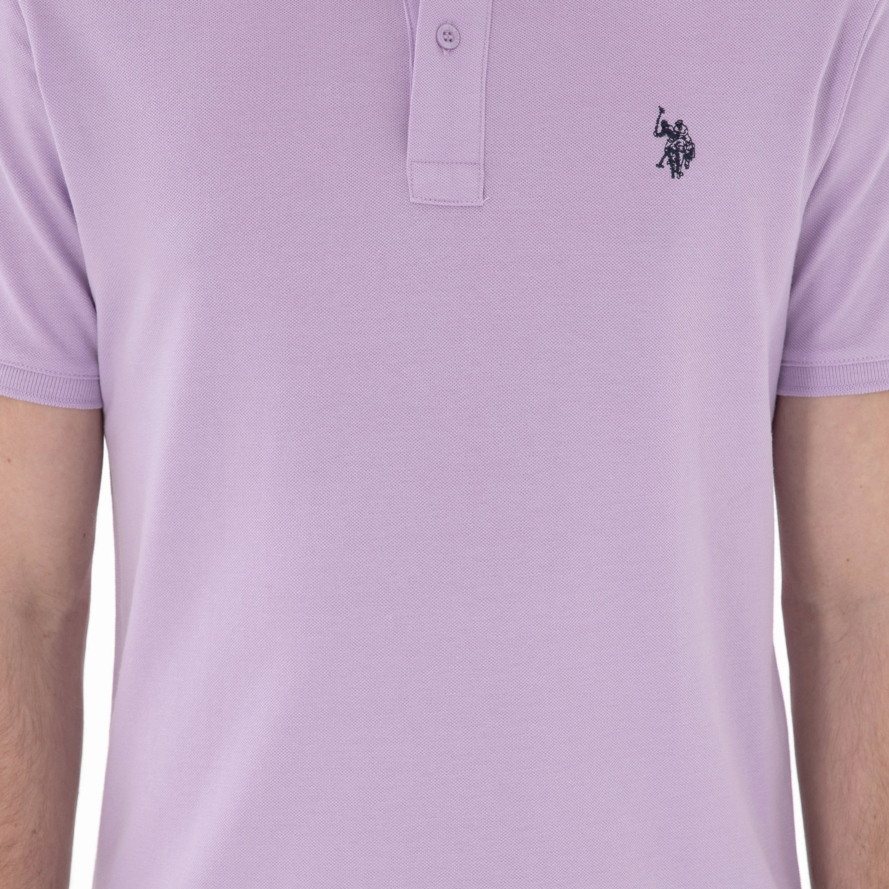 تي شيرت بولو رجالي، بقصة ضيقة وياقة سادة وأكمام قصيرة من يو إس بولو أسسن-men-clothing-tshirtsandpolos-polos-image-23