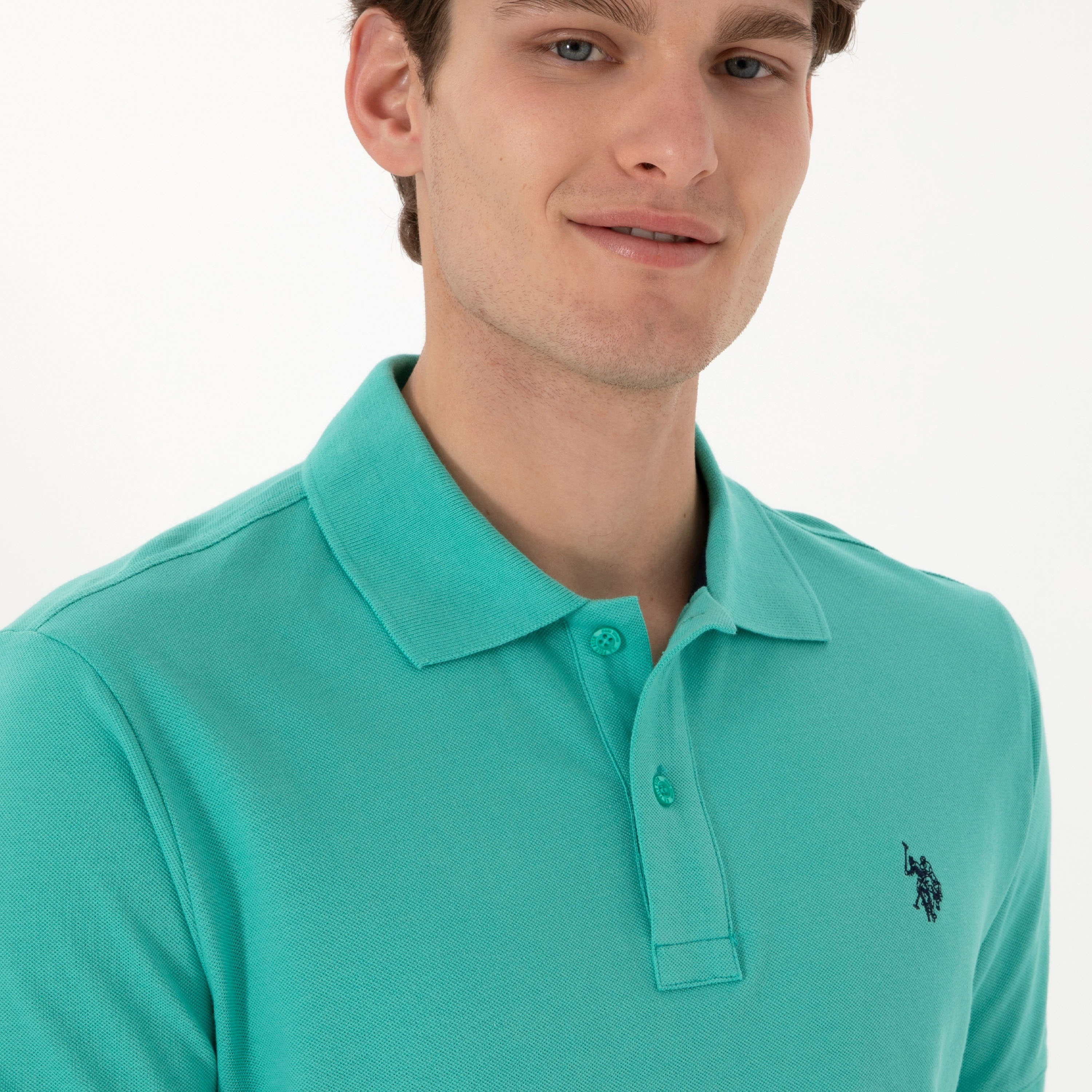 تي شيرت بولو رجالي، بقصة ضيقة وياقة سادة وأكمام قصيرة من يو إس بولو أسسن-men-clothing-tshirtsandpolos-polos-image-73