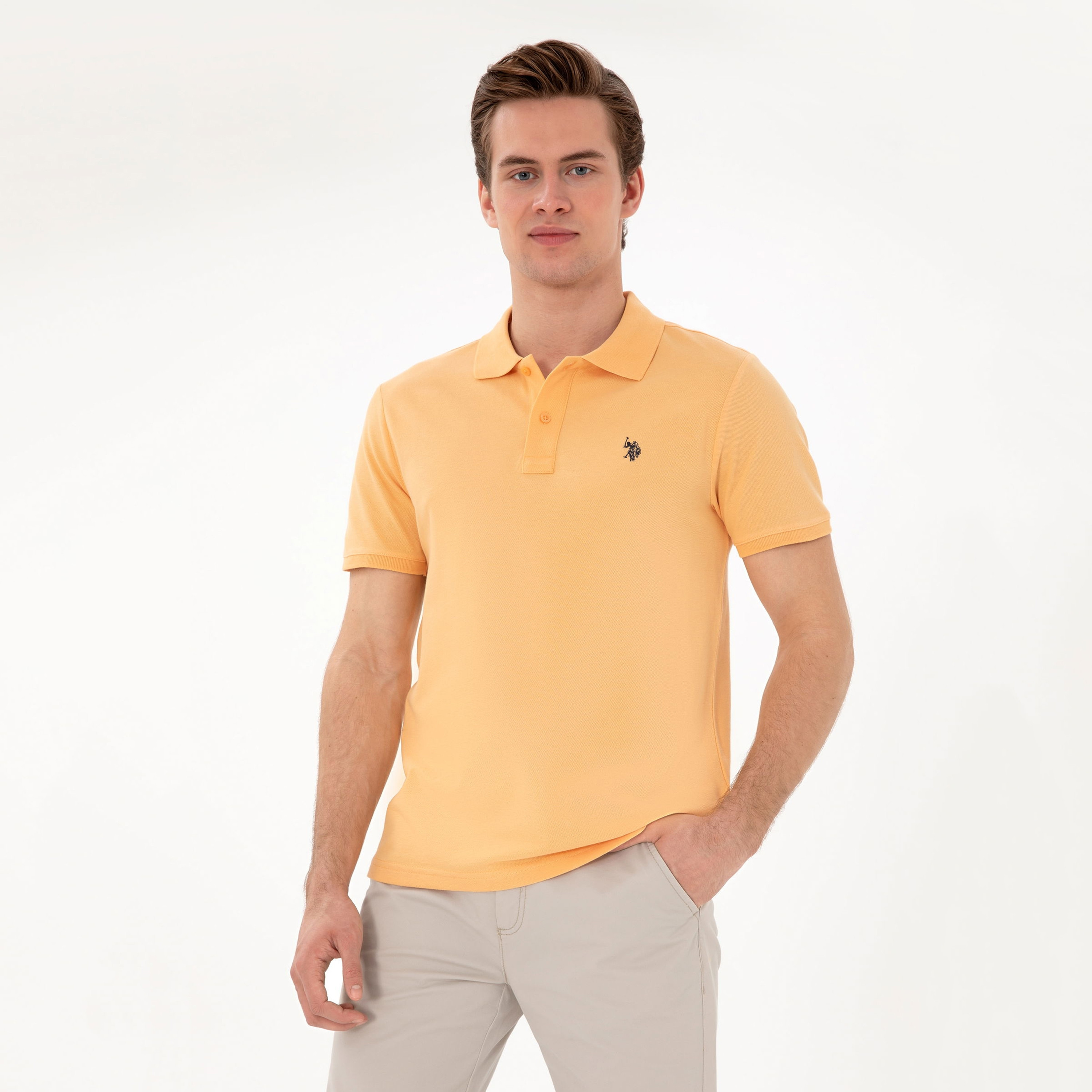 تي شيرت بولو رجالي، بقصة ضيقة وياقة سادة وأكمام قصيرة من يو إس بولو أسسن-men-clothing-tshirtsandpolos-polos-image-95