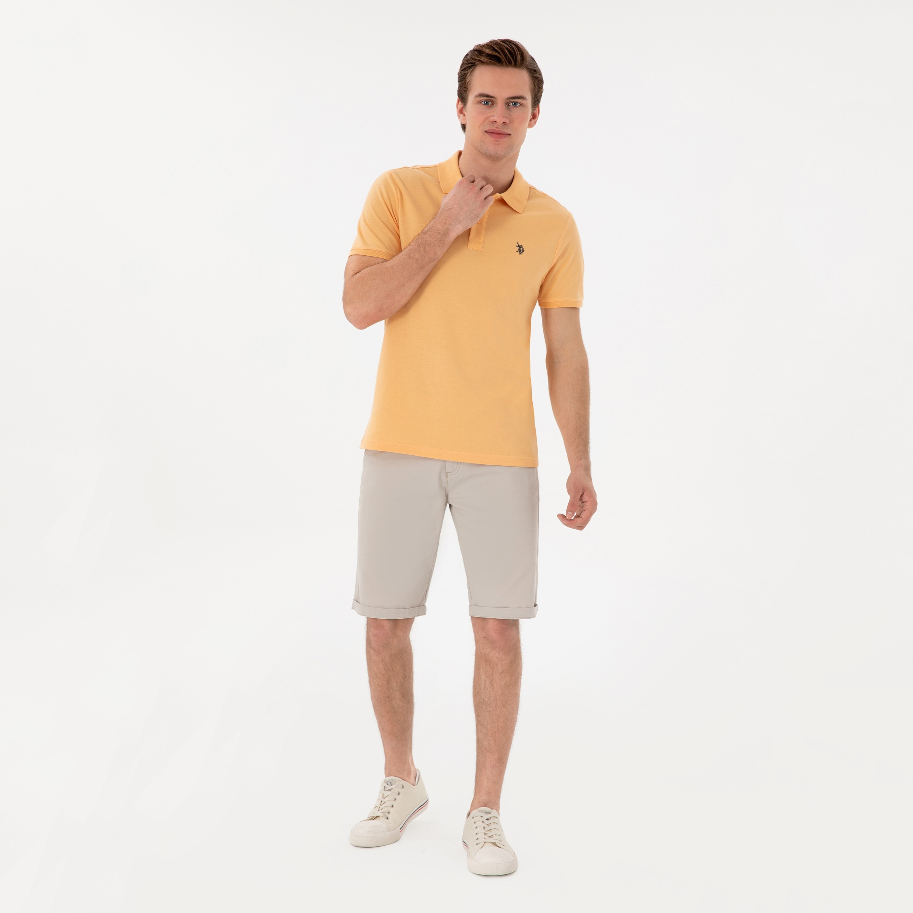 تي شيرت بولو رجالي، بقصة ضيقة وياقة سادة وأكمام قصيرة من يو إس بولو أسسن-men-clothing-tshirtsandpolos-polos-image-96