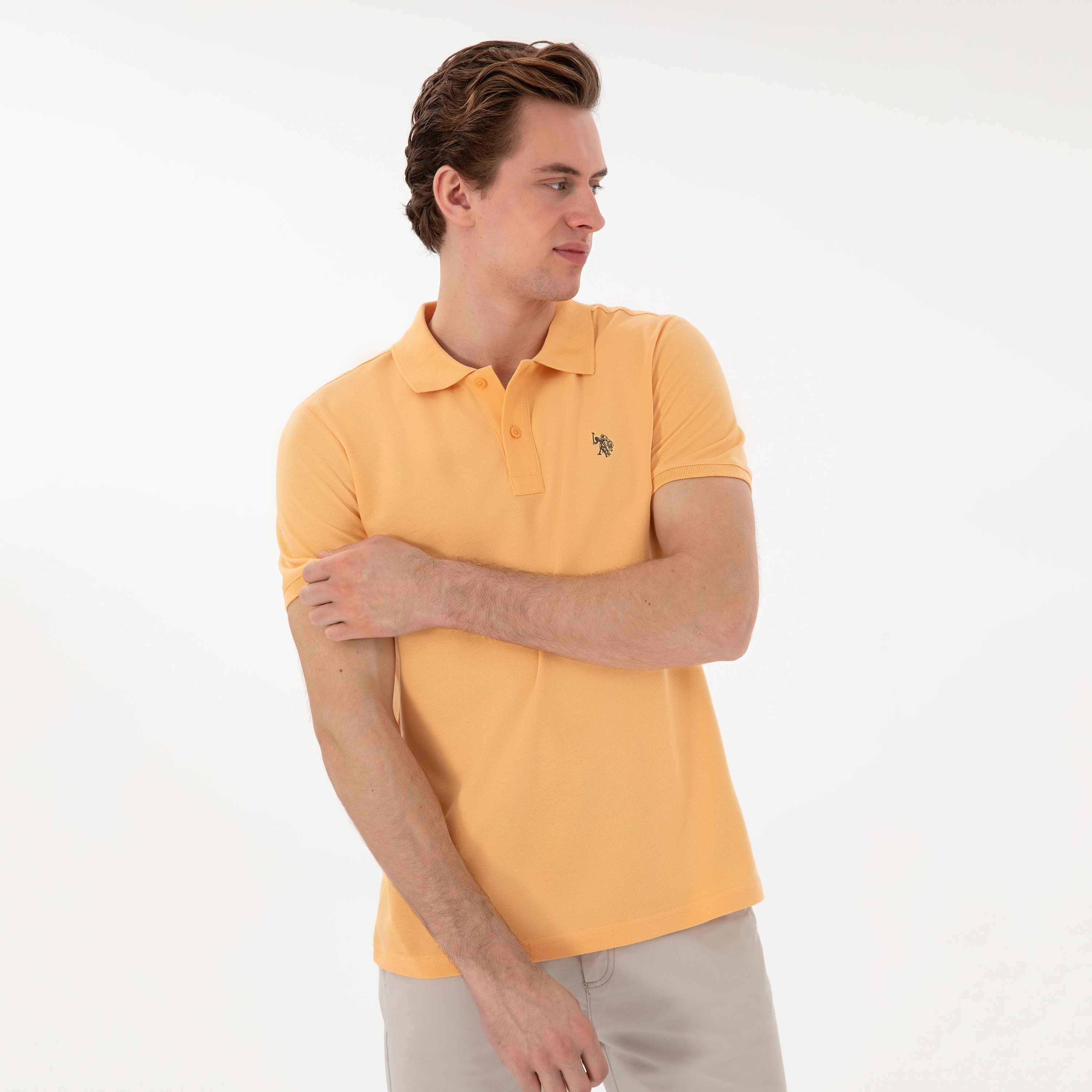 تي شيرت بولو رجالي، بقصة ضيقة وياقة سادة وأكمام قصيرة من يو إس بولو أسسن-men-clothing-tshirtsandpolos-polos-image-99