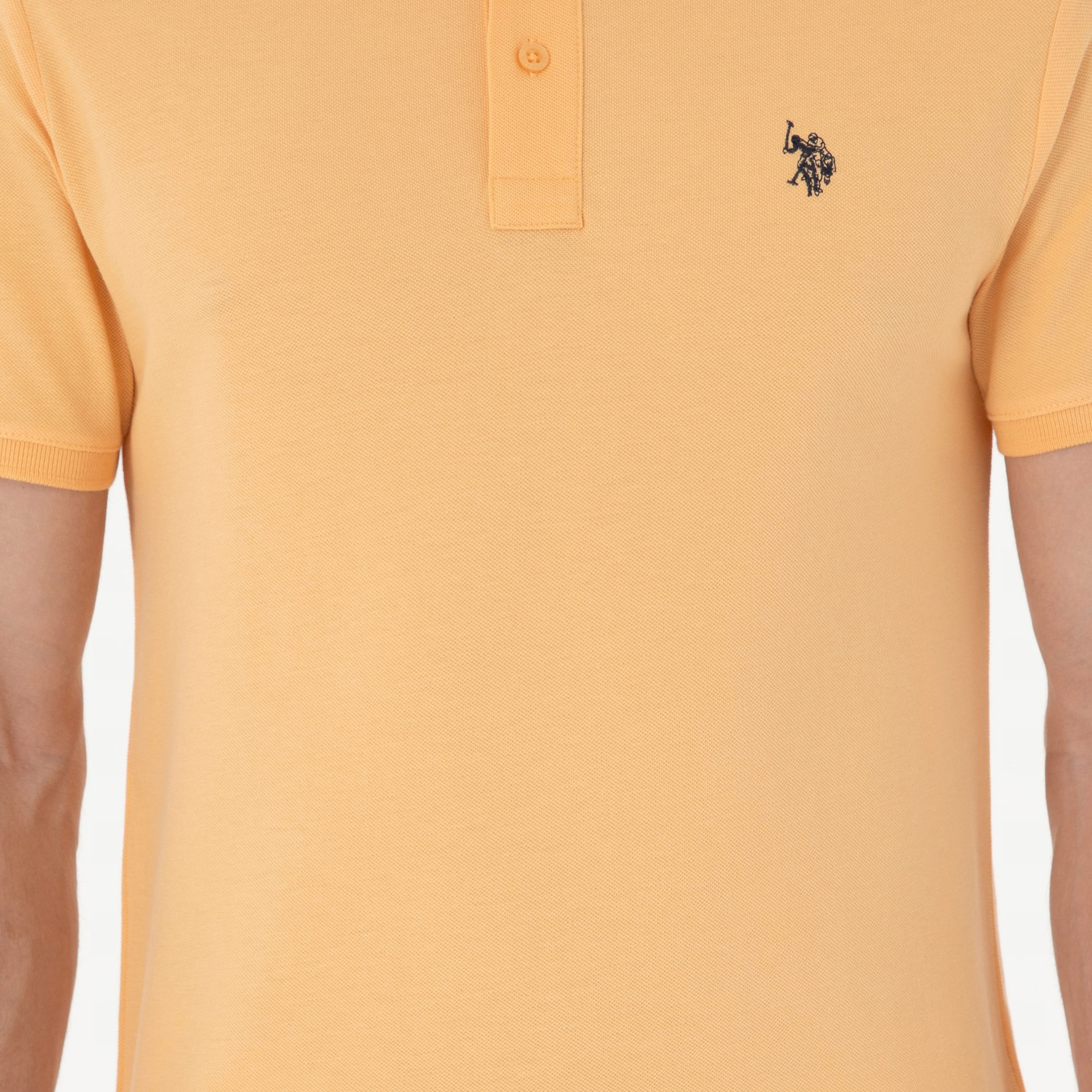 تي شيرت بولو رجالي، بقصة ضيقة وياقة سادة وأكمام قصيرة من يو إس بولو أسسن-men-clothing-tshirtsandpolos-polos-image-100