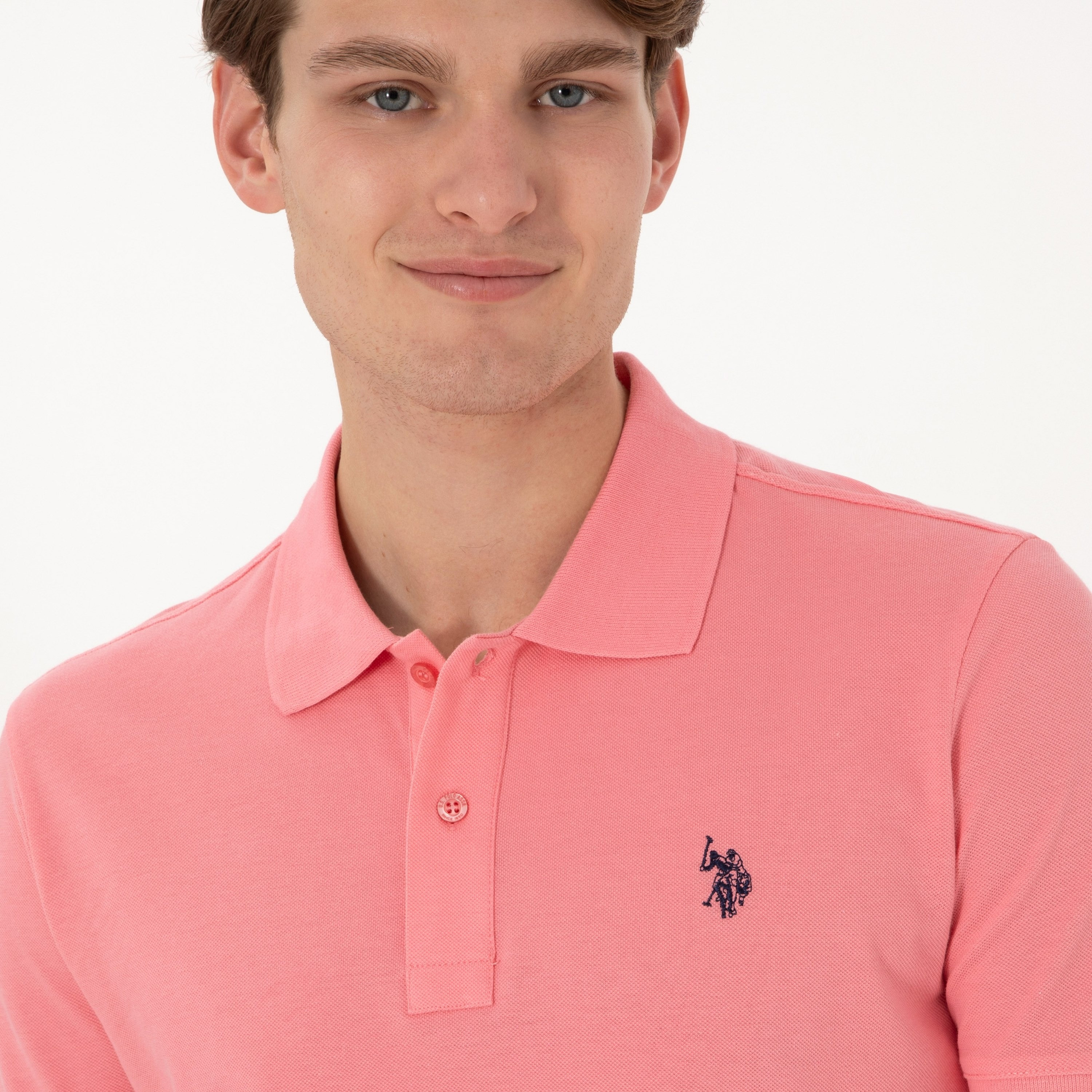 تي شيرت بولو رجالي، بقصة ضيقة وياقة سادة وأكمام قصيرة من يو إس بولو أسسن-men-clothing-tshirtsandpolos-polos-image-37