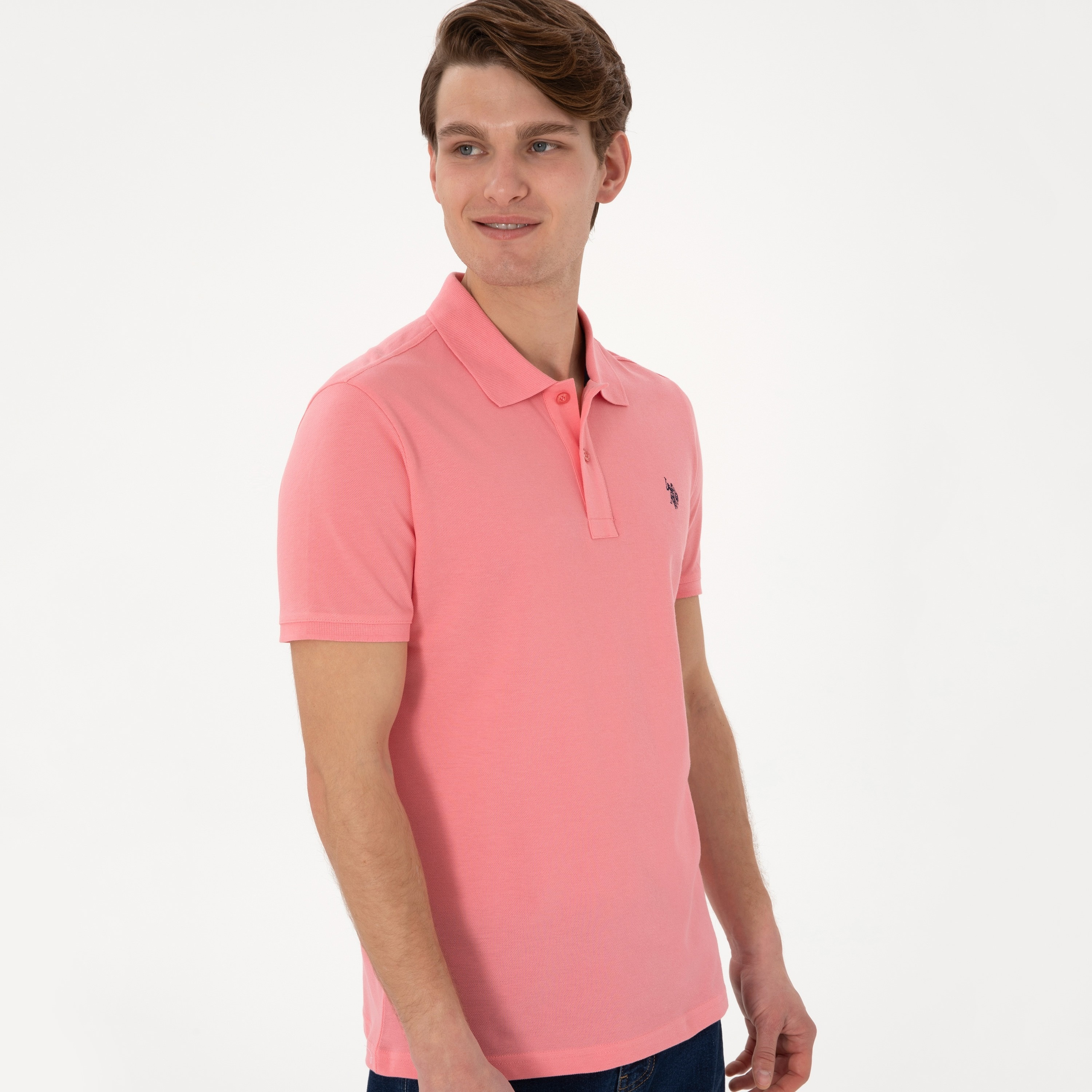 تي شيرت بولو رجالي، بقصة ضيقة وياقة سادة وأكمام قصيرة من يو إس بولو أسسن-men-clothing-tshirtsandpolos-polos-image-39