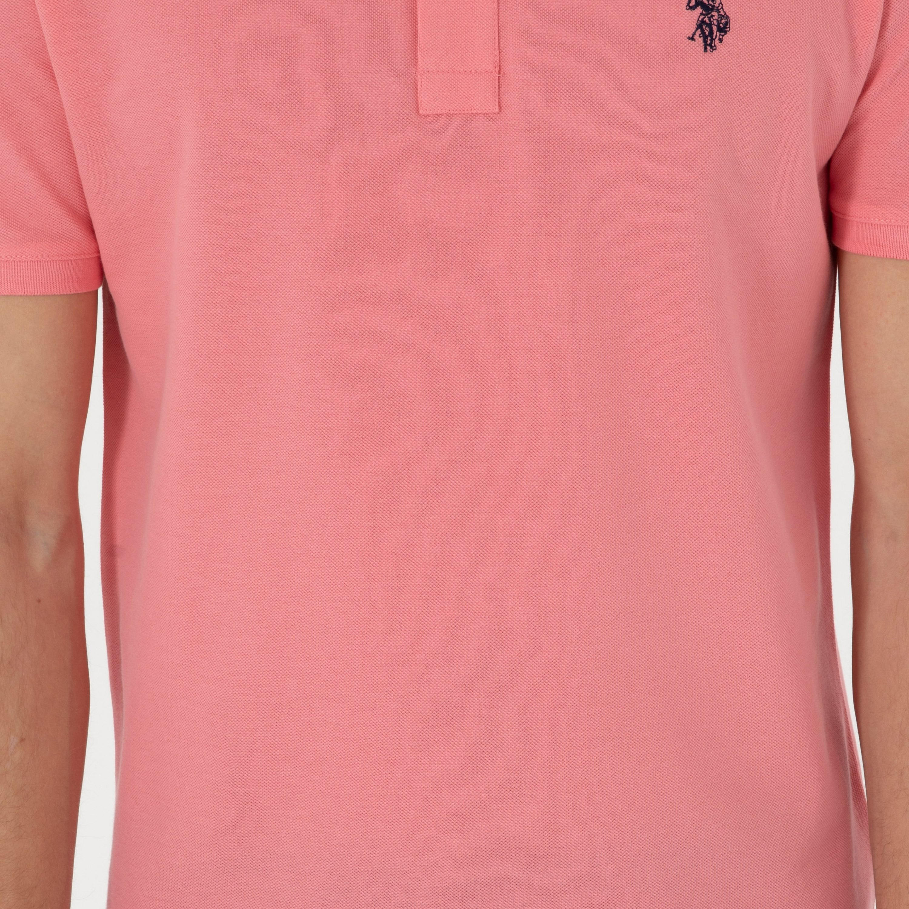 تي شيرت بولو رجالي، بقصة ضيقة وياقة سادة وأكمام قصيرة من يو إس بولو أسسن-men-clothing-tshirtsandpolos-polos-image-40