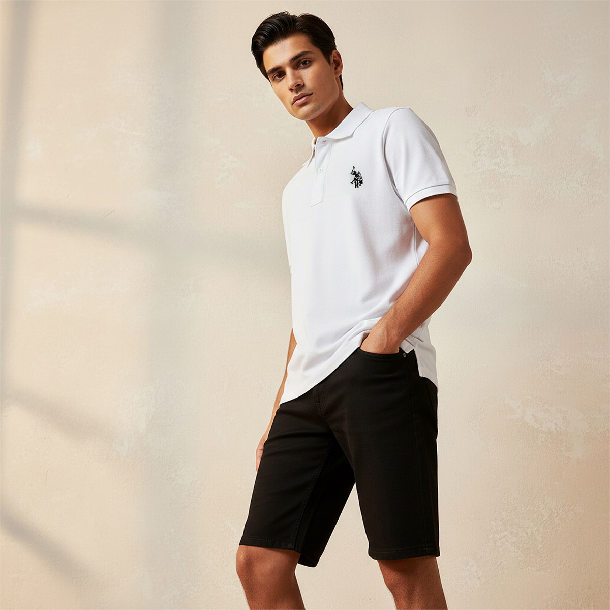 تي شيرت بولو رجالي، بقصة ضيقة وياقة سادة وأكمام قصيرة من يو إس بولو أسسن-men-clothing-tshirtsandpolos-polos-image-34