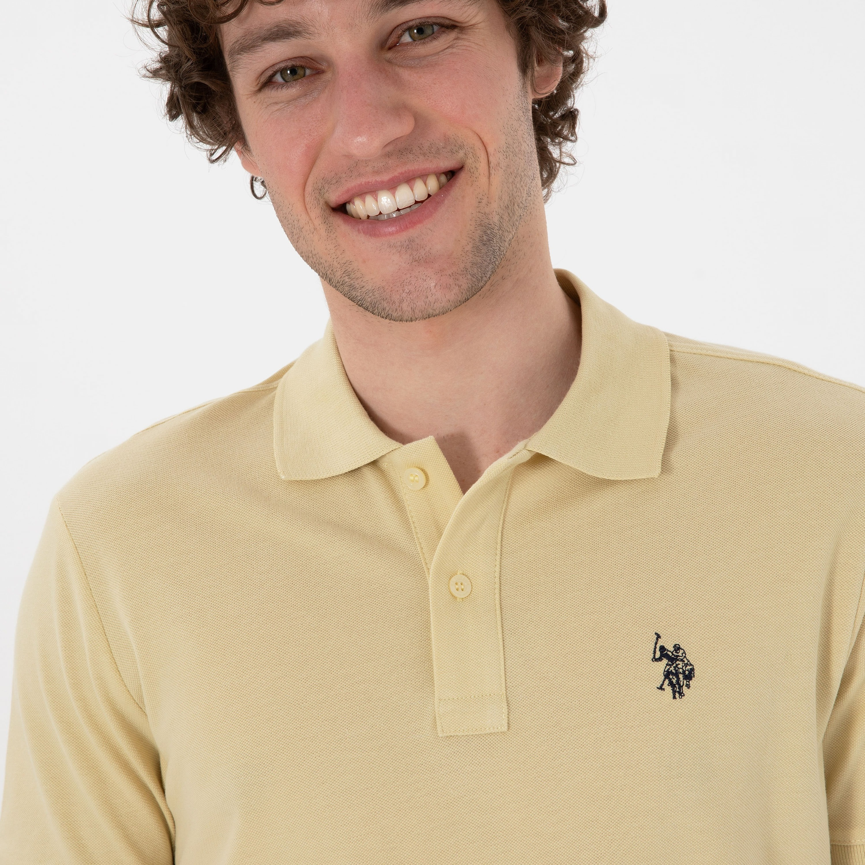 تي شيرت بولو رجالي، بقصة ضيقة وياقة سادة وأكمام قصيرة من يو إس بولو أسسن-men-clothing-tshirtsandpolos-polos-image-91