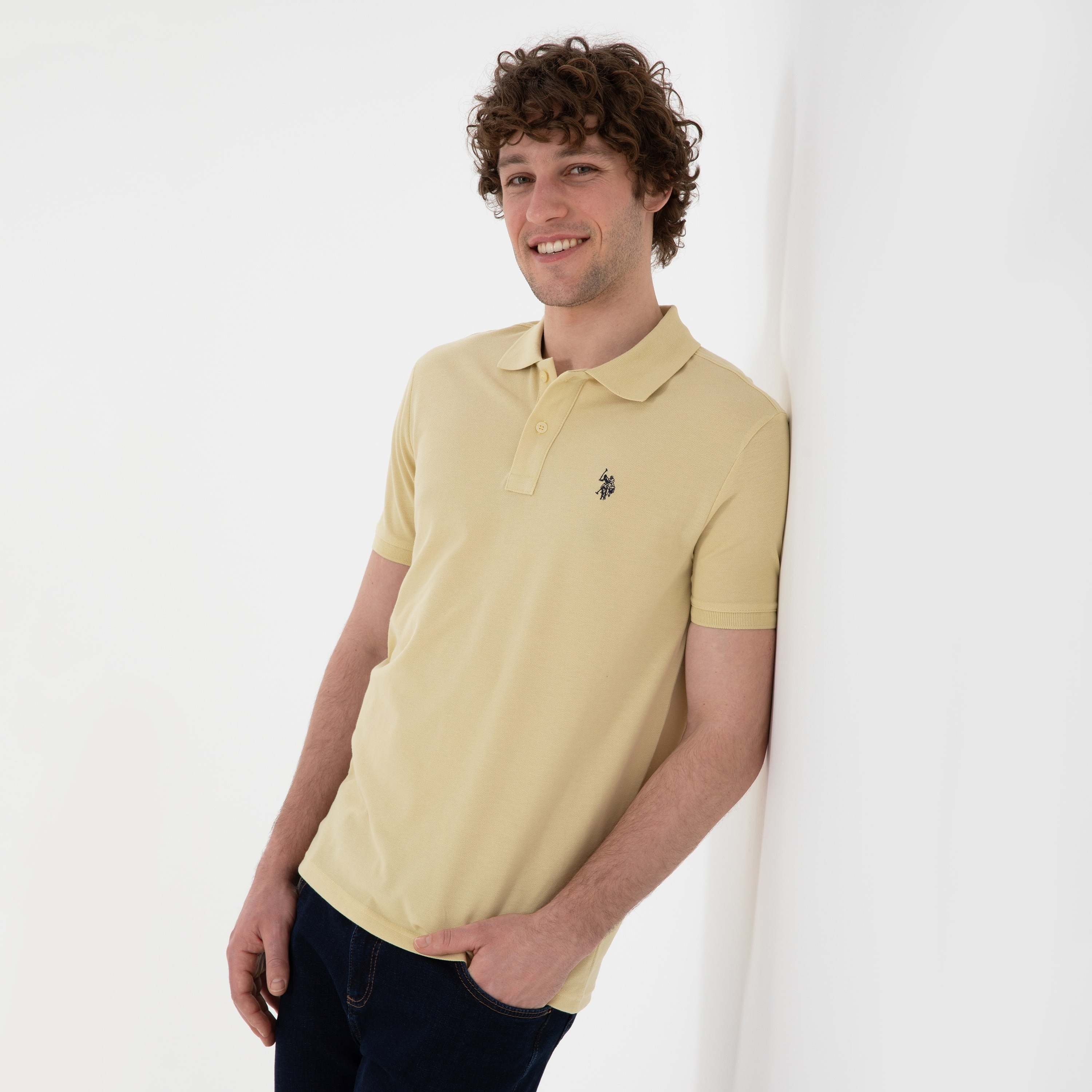 تي شيرت بولو رجالي، بقصة ضيقة وياقة سادة وأكمام قصيرة من يو إس بولو أسسن-men-clothing-tshirtsandpolos-polos-image-93