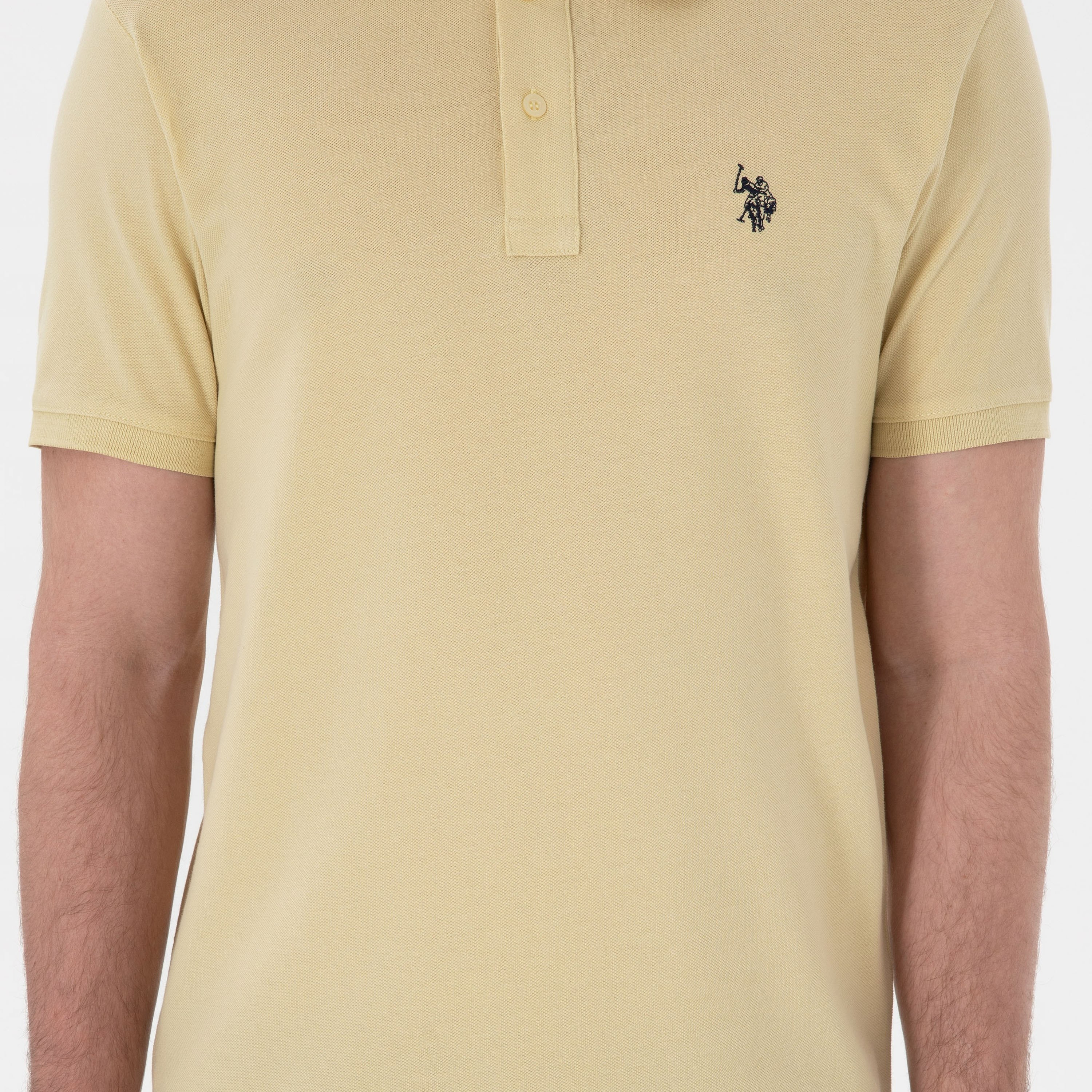 تي شيرت بولو رجالي، بقصة ضيقة وياقة سادة وأكمام قصيرة من يو إس بولو أسسن-men-clothing-tshirtsandpolos-polos-image-94
