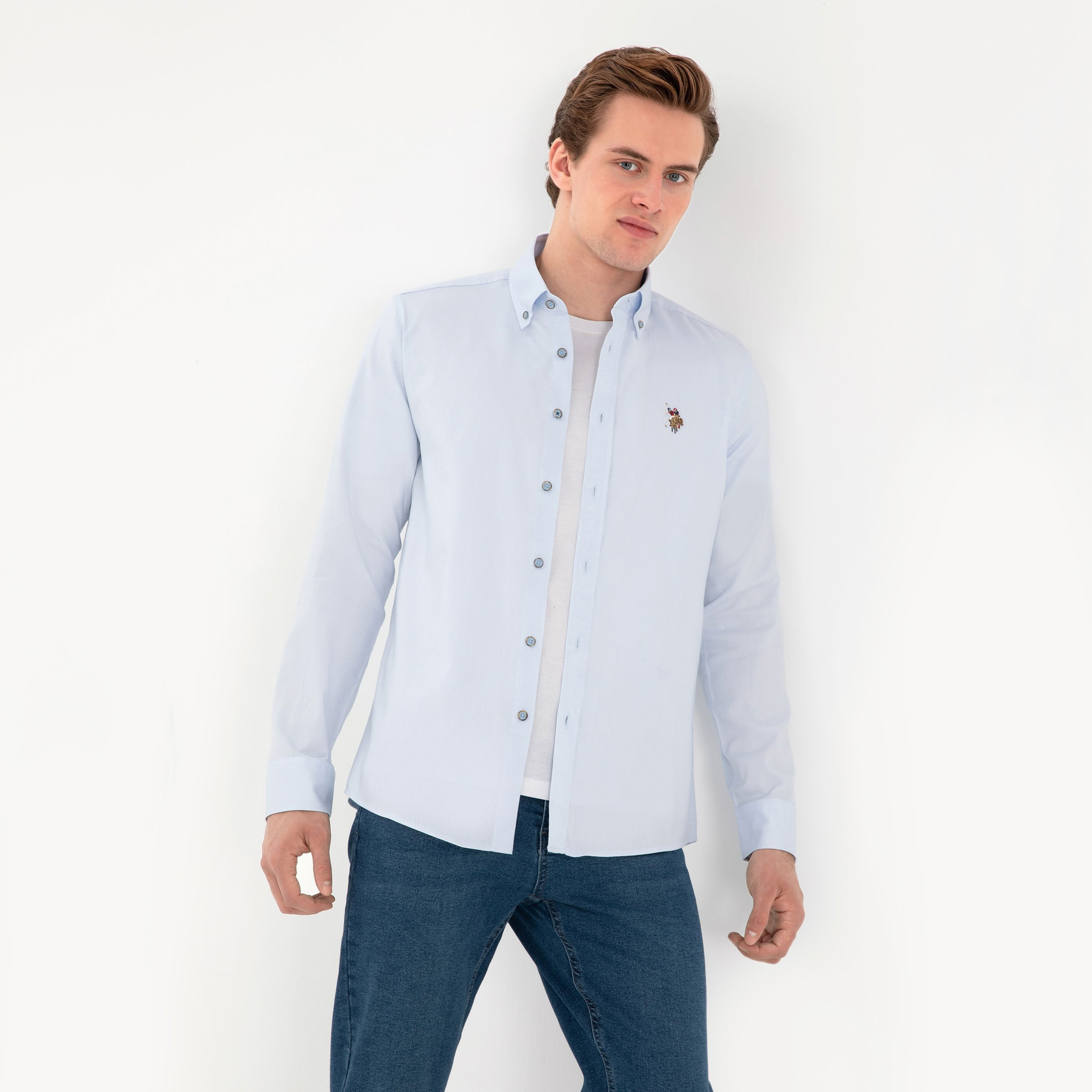 قميص رجالي بأزرار، بقصة ضيقة وياقة سادة وأكمام طويلة من يو إس بولو أسسن-men-clothing-shirts-image-1