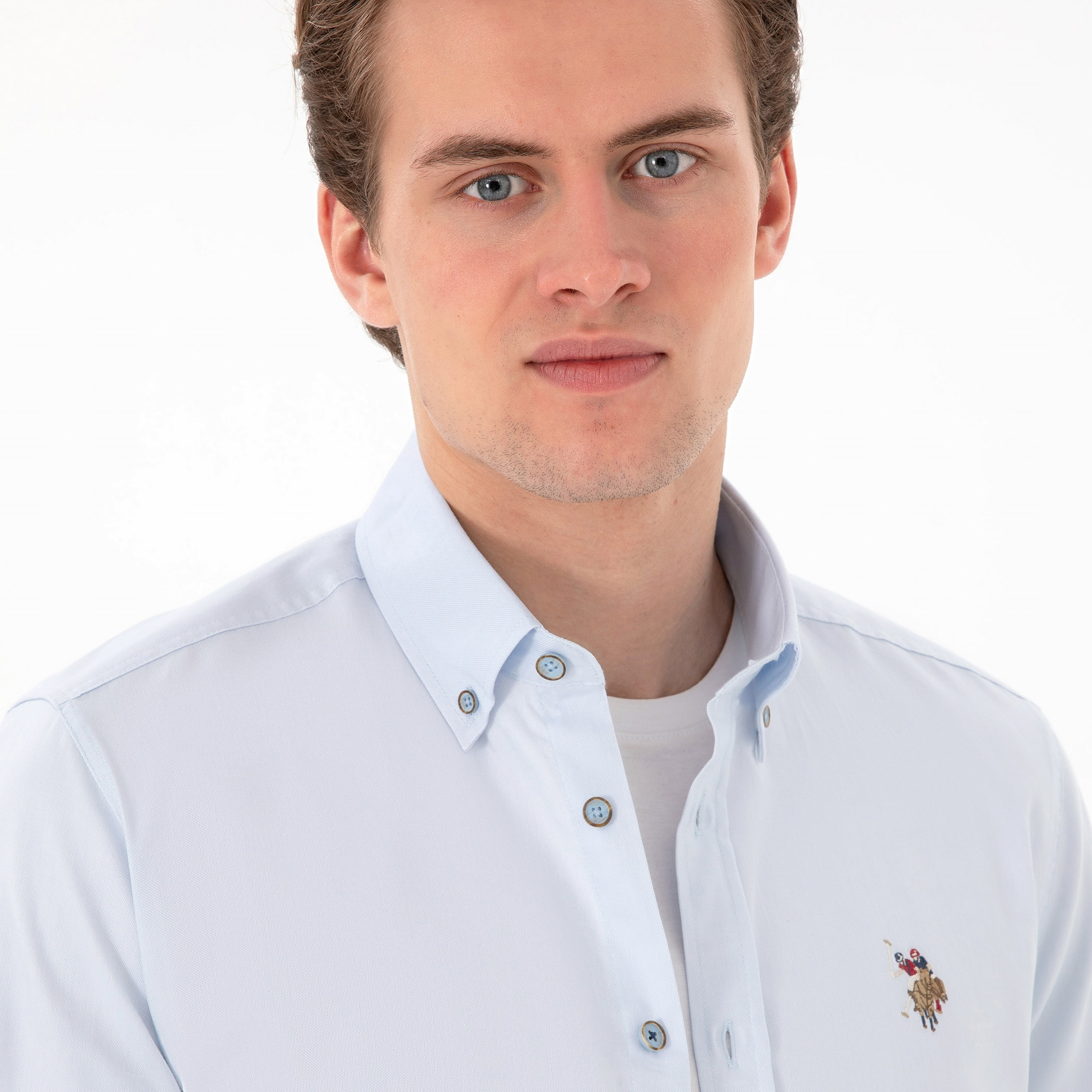 قميص رجالي بأزرار، بقصة ضيقة وياقة سادة وأكمام طويلة من يو إس بولو أسسن-men-clothing-shirts-image-2