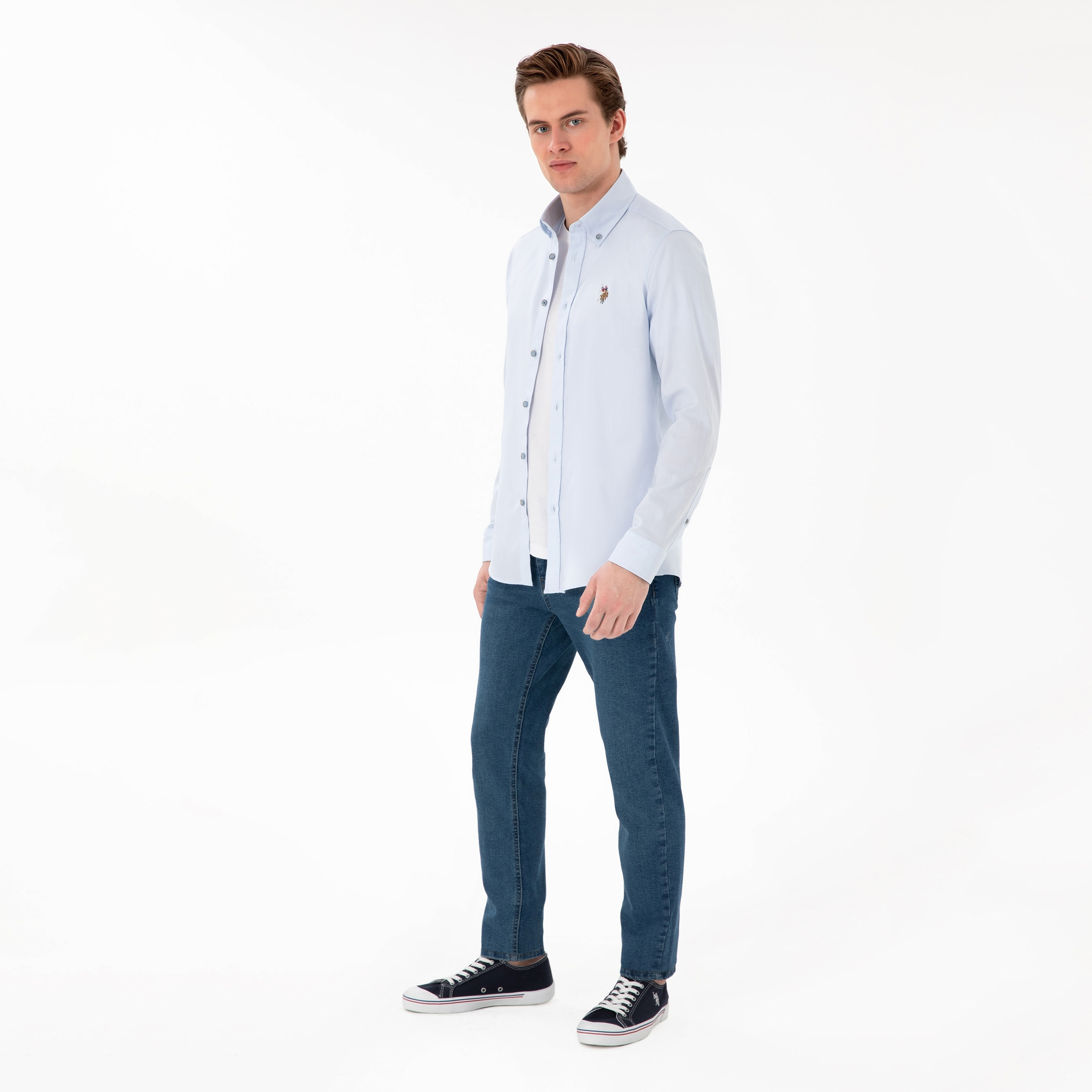 قميص رجالي بأزرار، بقصة ضيقة وياقة سادة وأكمام طويلة من يو إس بولو أسسن-men-clothing-shirts-image-3