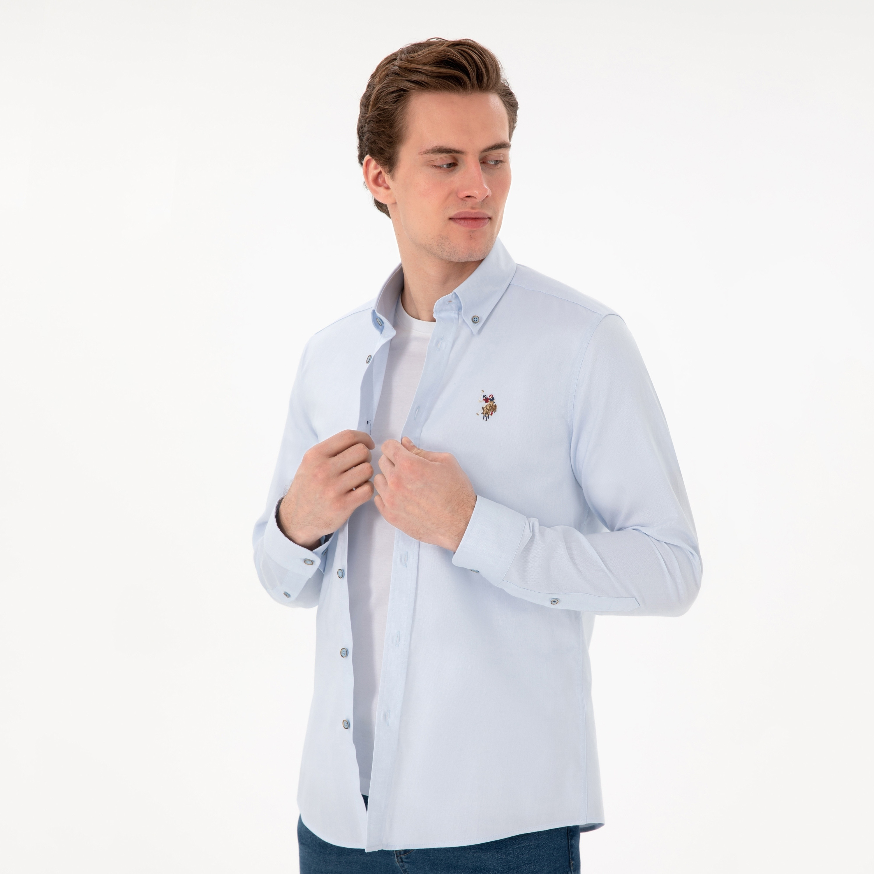 قميص رجالي بأزرار، بقصة ضيقة وياقة سادة وأكمام طويلة من يو إس بولو أسسن-men-clothing-shirts-image-5